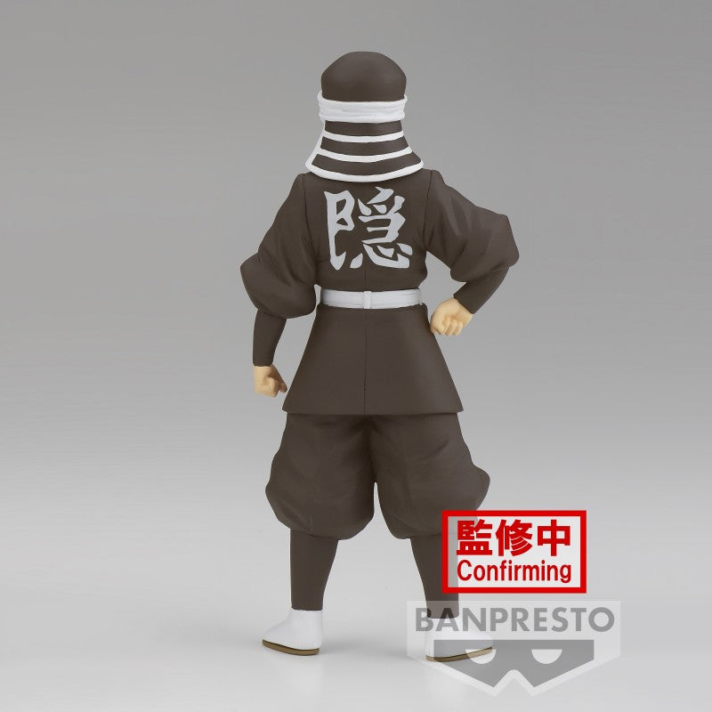 Vue 3/4 arrière à mi-distance de la figurine de Goto de Demon Slayer en tenue de ninja, main sur la hanche.