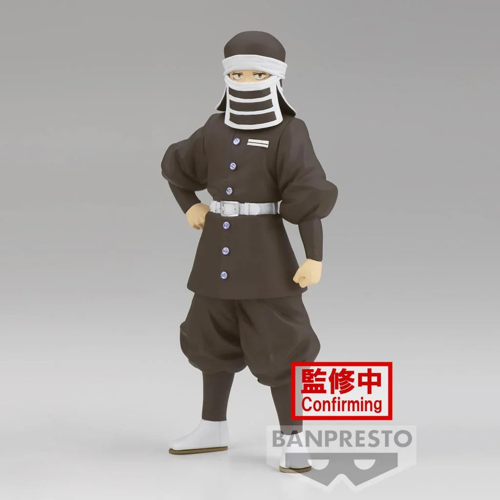 Vue 3/4 à mi-distance de la figurine de Goto de Demon Slayer: Kimetsu no Yaiba en uniforme noir avec ceinture blanche.