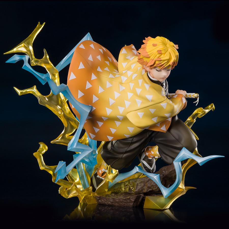 Vue 3/4 à mi-distance de la figurine de Zenitsu Agatsuma de Demon Slayer en position accroupie, tenant un katana.