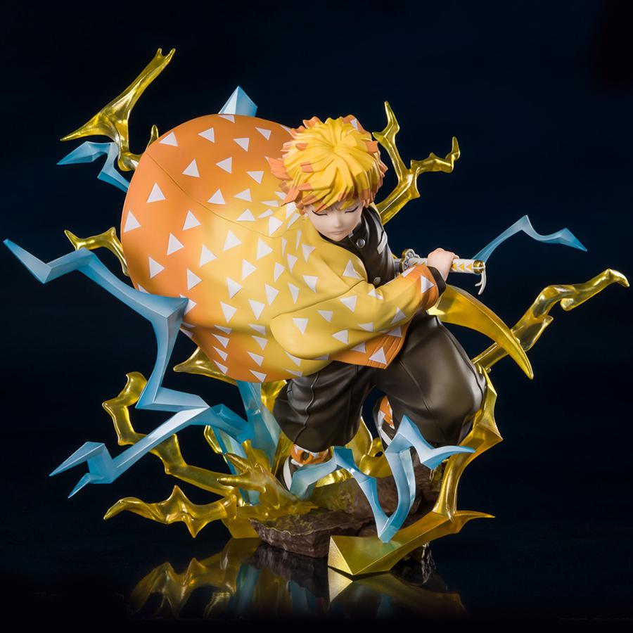 Vue 3/4 à mi-distance de la figurine de Zenitsu Agatsuma de Demon Slayer: Kimetsu no Yaiba en uniforme de démon, tenant un sabre.