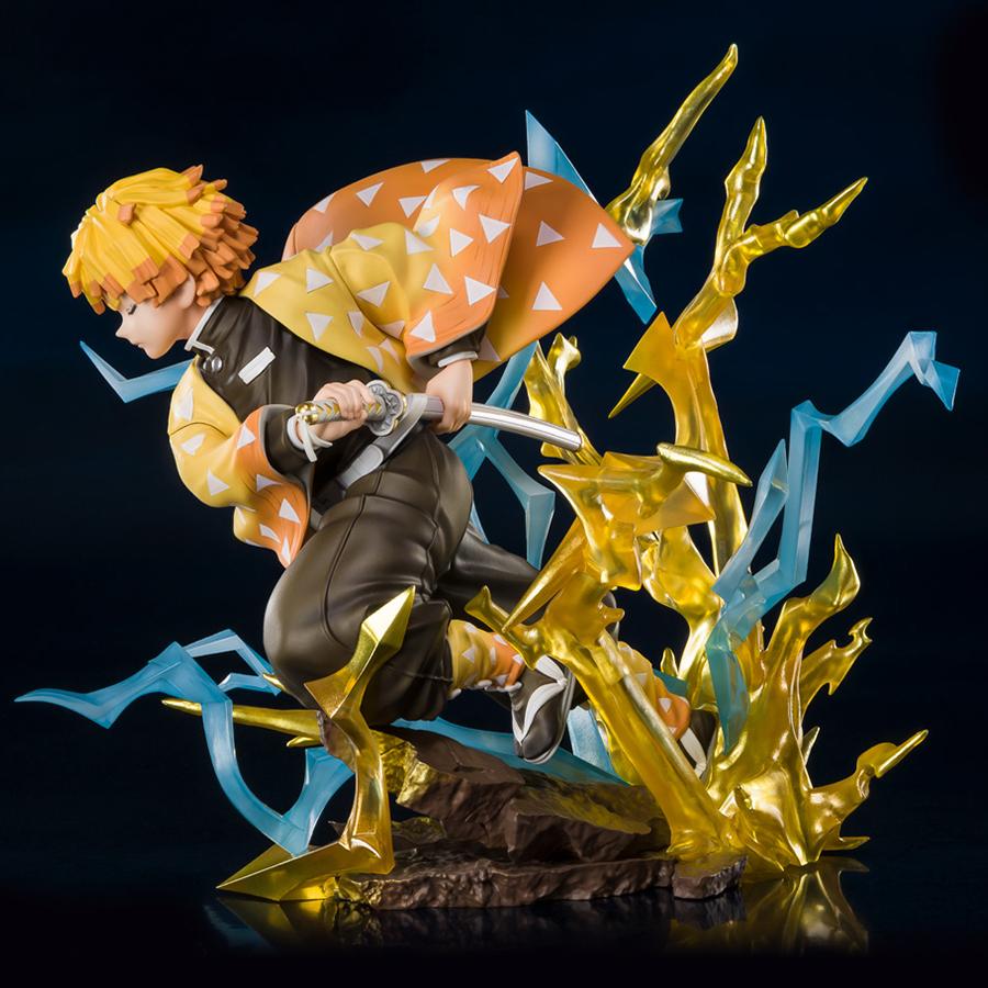 Vue 3/4 à mi-distance de la figurine de Zenitsu Agatsuma de Demon Slayer, en haori jaune et orange, tenant une épée.