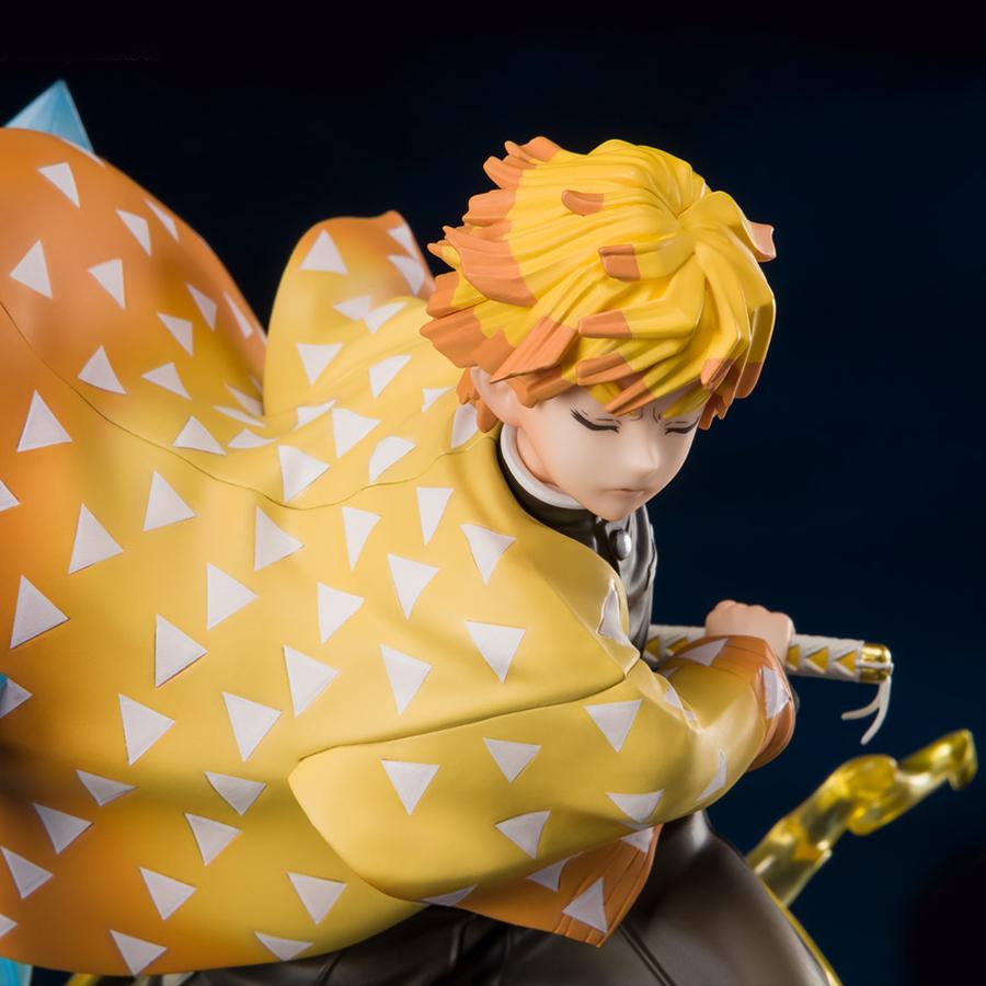 Vue 3/4 à mi-distance de la figurine de Zenitsu Agatsuma de Demon Slayer en haori jaune et orange, tenant un katana.