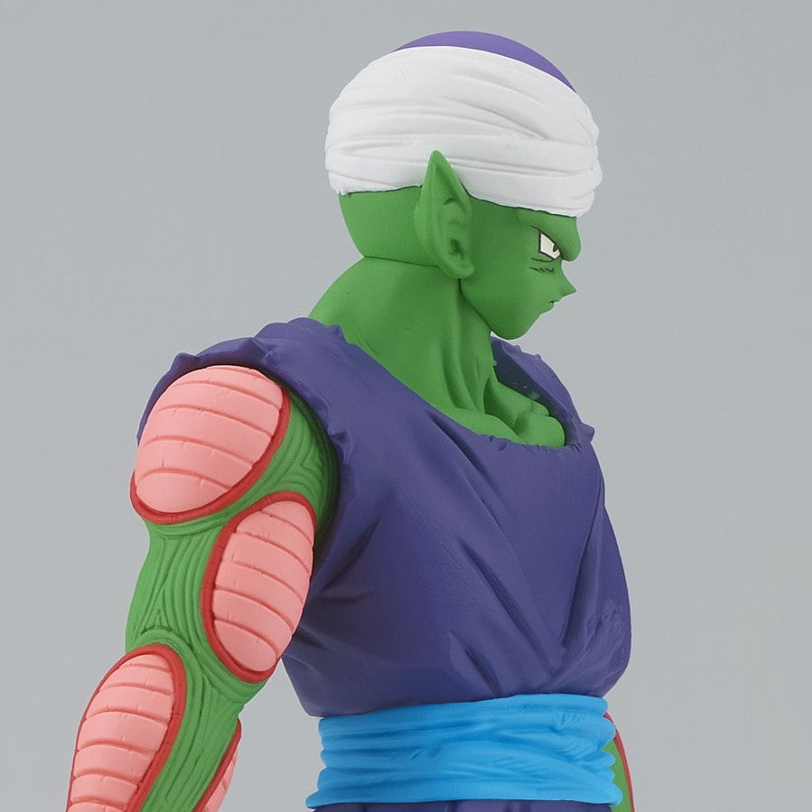 Figurine de Piccolo avec une tenue violette, tenant sa main en avant, cape au sol, exprimant la force et la détermination.