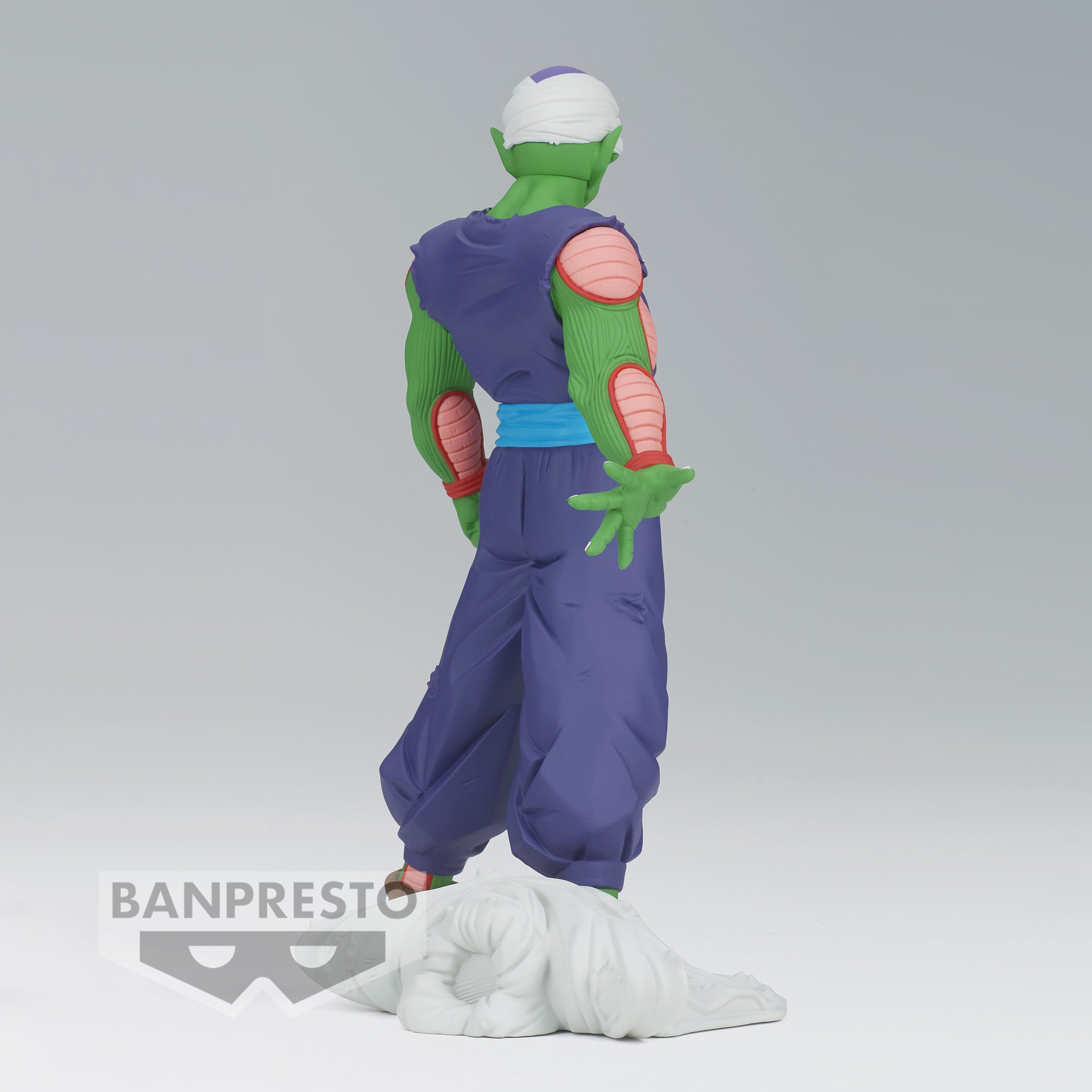 Figurine de Piccolo avec une tenue violette, tenant sa main en avant, cape au sol, exprimant la force et la détermination.