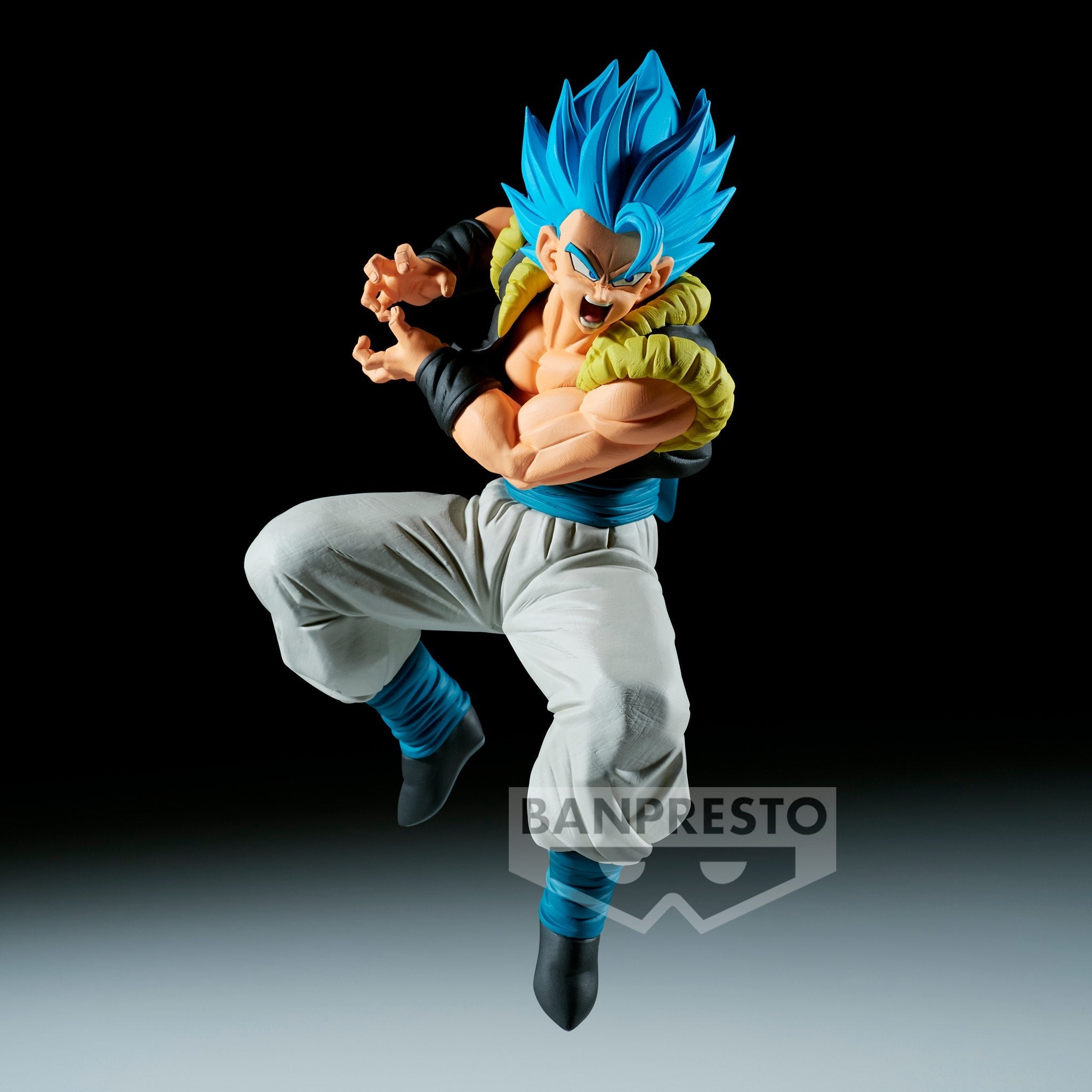 Figurine de Gogeta en Super Saiyan Blue mesurant 11 cm, vêtue d'un gilet noir avec des rembourrages jaunes, un pantalon blanc et des bottes noires, dans une posture dynamique prête à lancer un Kamehameha.