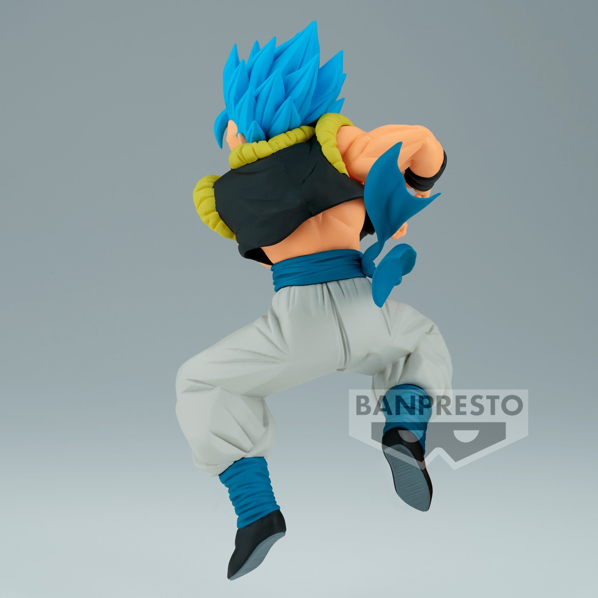 Figurine de Gogeta en Super Saiyan Blue mesurant 11 cm, vêtue d'un gilet noir avec des rembourrages jaunes, un pantalon blanc et des bottes noires, dans une posture dynamique prête à lancer un Kamehameha.
