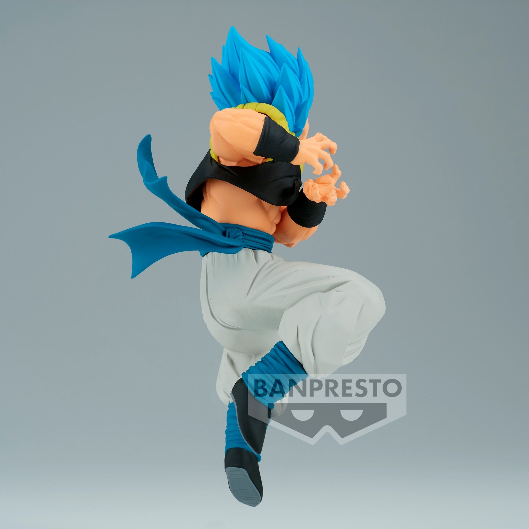 Figurine de Gogeta en Super Saiyan Blue mesurant 11 cm, vêtue d'un gilet noir avec des rembourrages jaunes, un pantalon blanc et des bottes noires, dans une posture dynamique prête à lancer un Kamehameha.