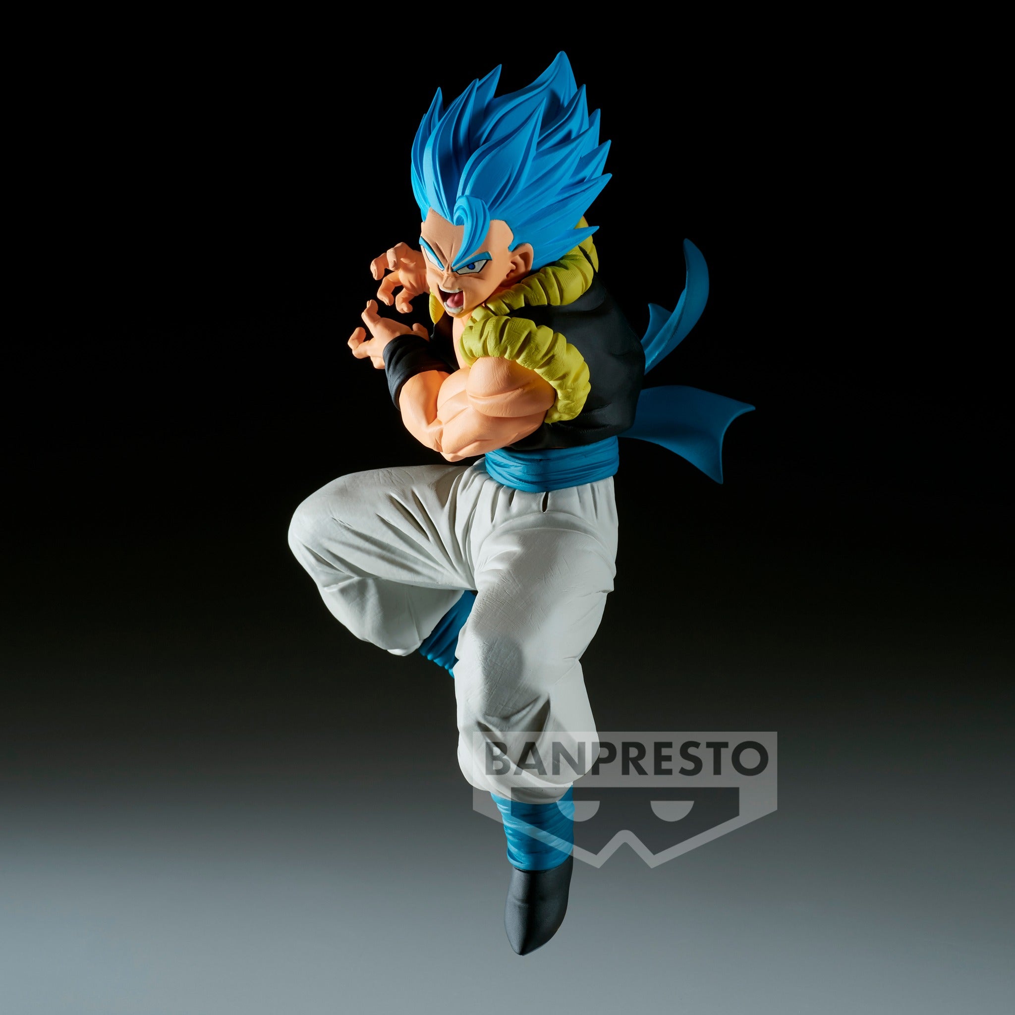 Figurine de Gogeta en Super Saiyan Blue mesurant 11 cm, vêtue d'un gilet noir avec des rembourrages jaunes, un pantalon blanc et des bottes noires, dans une posture dynamique prête à lancer un Kamehameha.