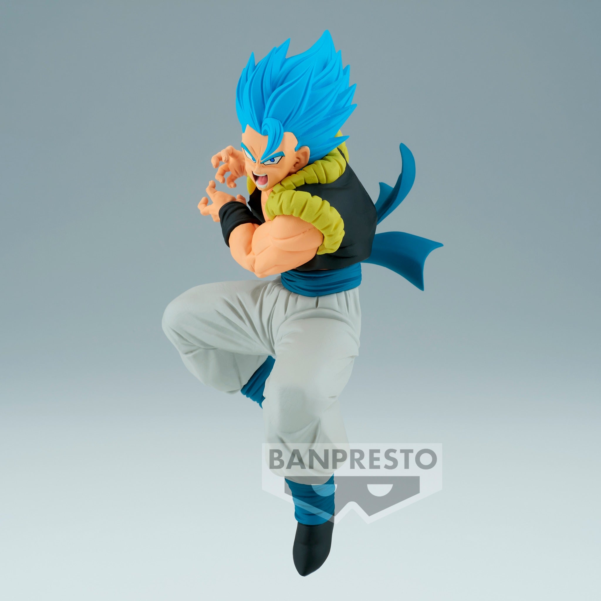 Figurine de Gogeta en Super Saiyan Blue mesurant 11 cm, vêtue d'un gilet noir avec des rembourrages jaunes, un pantalon blanc et des bottes noires, dans une posture dynamique prête à lancer un Kamehameha.