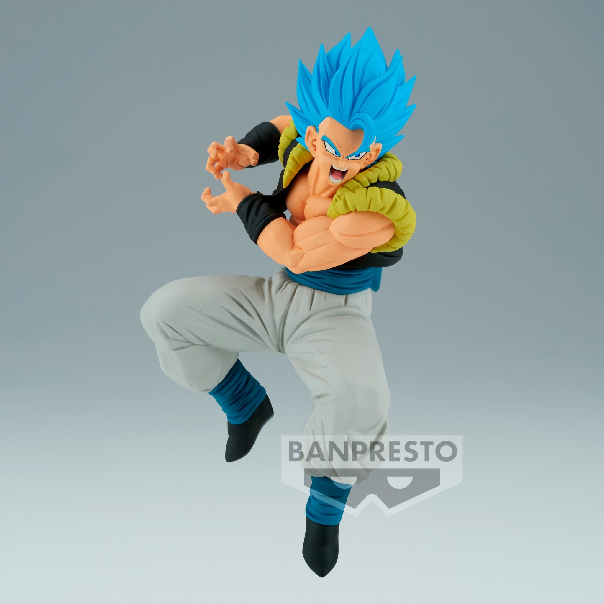 Figurine de Gogeta en Super Saiyan Blue mesurant 11 cm, vêtue d'un gilet noir avec des rembourrages jaunes, un pantalon blanc et des bottes noires, dans une posture dynamique prête à lancer un Kamehameha.