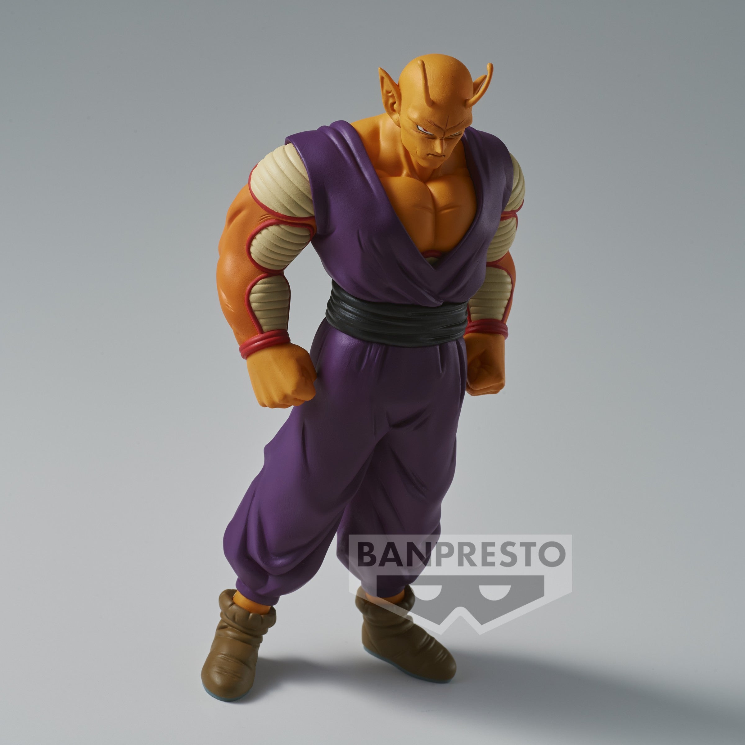 Figurine de Piccolo en position de combat, mesurant environ 18 cm, avec des détails de peau orange et un corps musclé, fabriquée par Banpresto.
