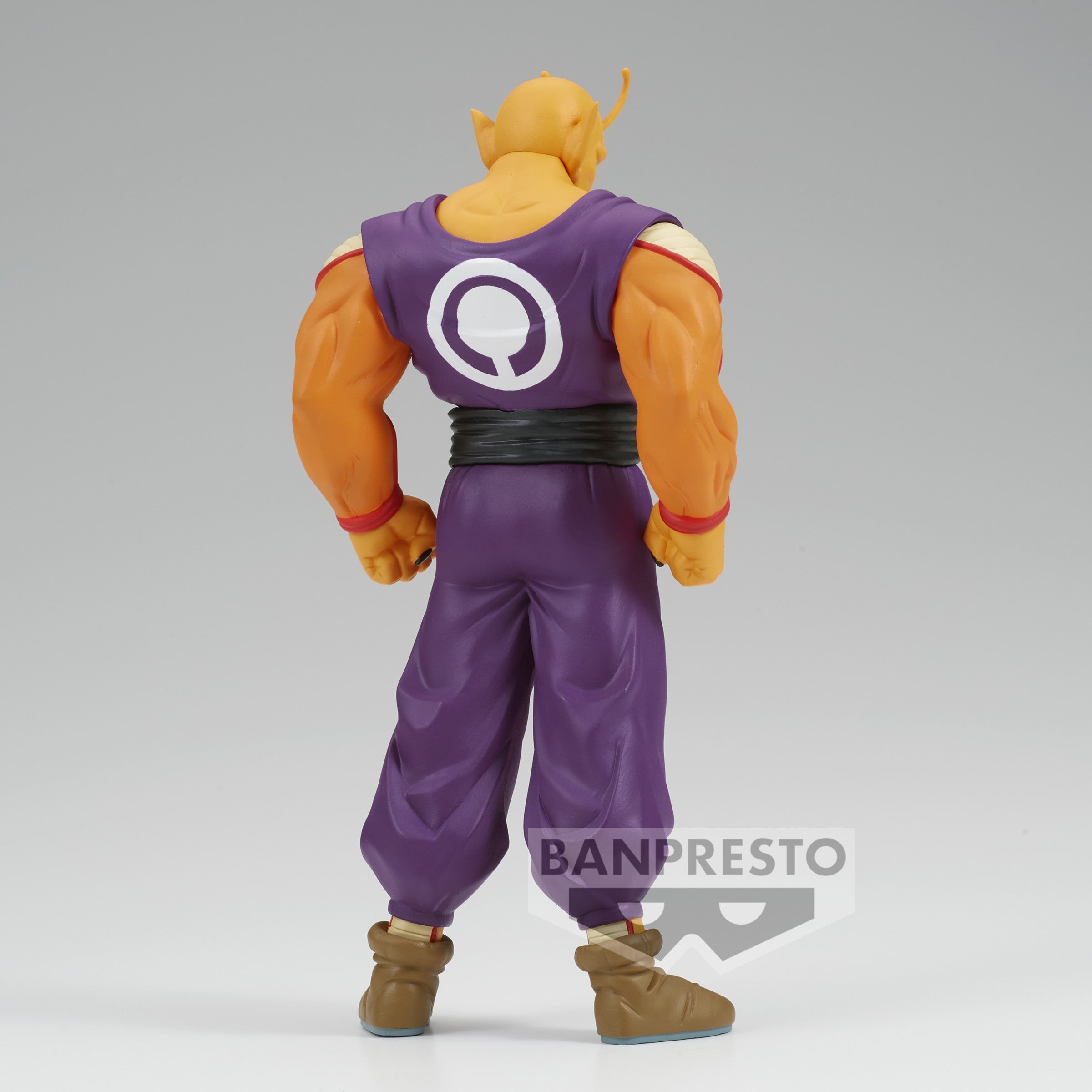 Figurine de Piccolo en position de combat, mesurant environ 18 cm, avec des détails de peau orange et un corps musclé, fabriquée par Banpresto.
