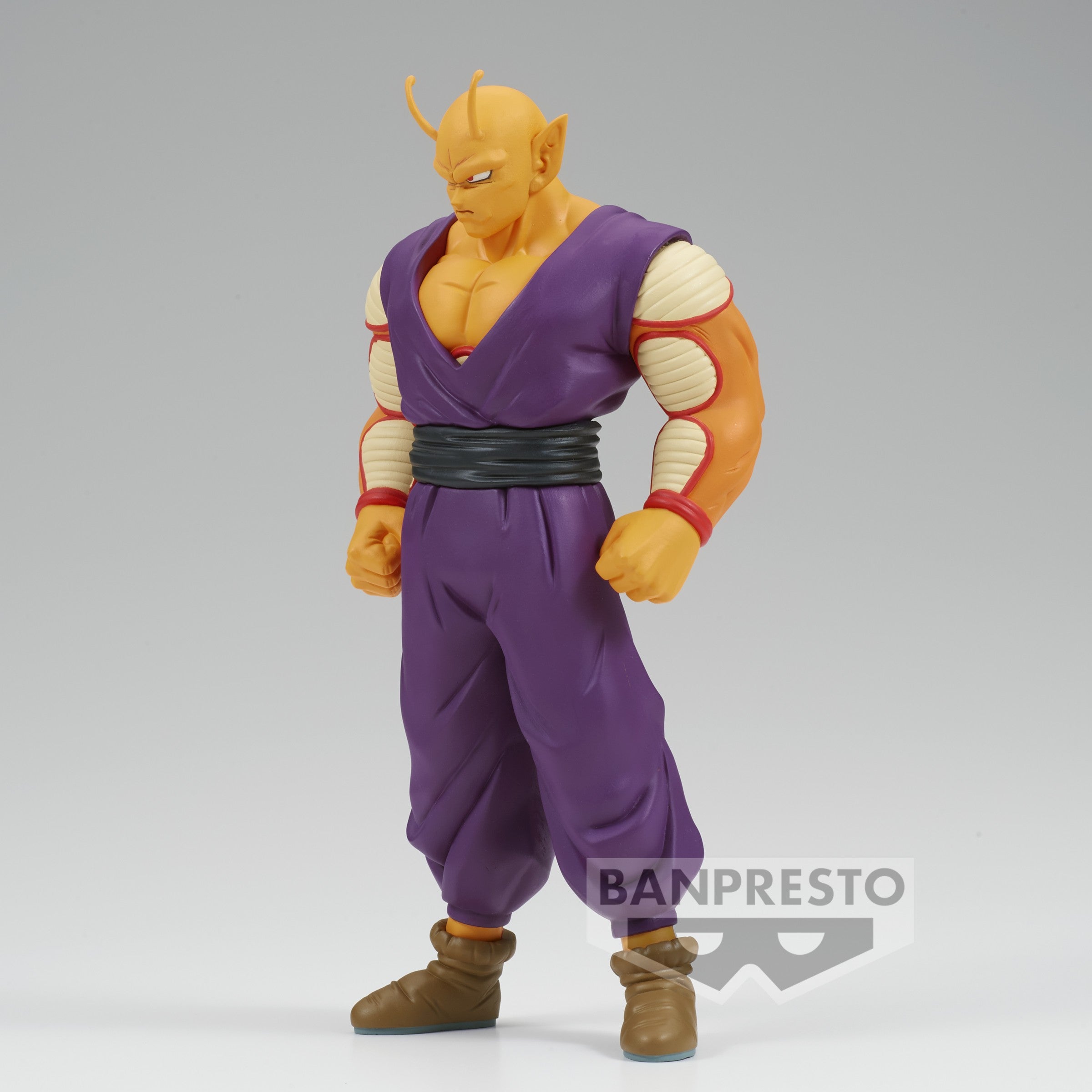 Figurine de Piccolo en position de combat, mesurant environ 18 cm, avec des détails de peau orange et un corps musclé, fabriquée par Banpresto.
