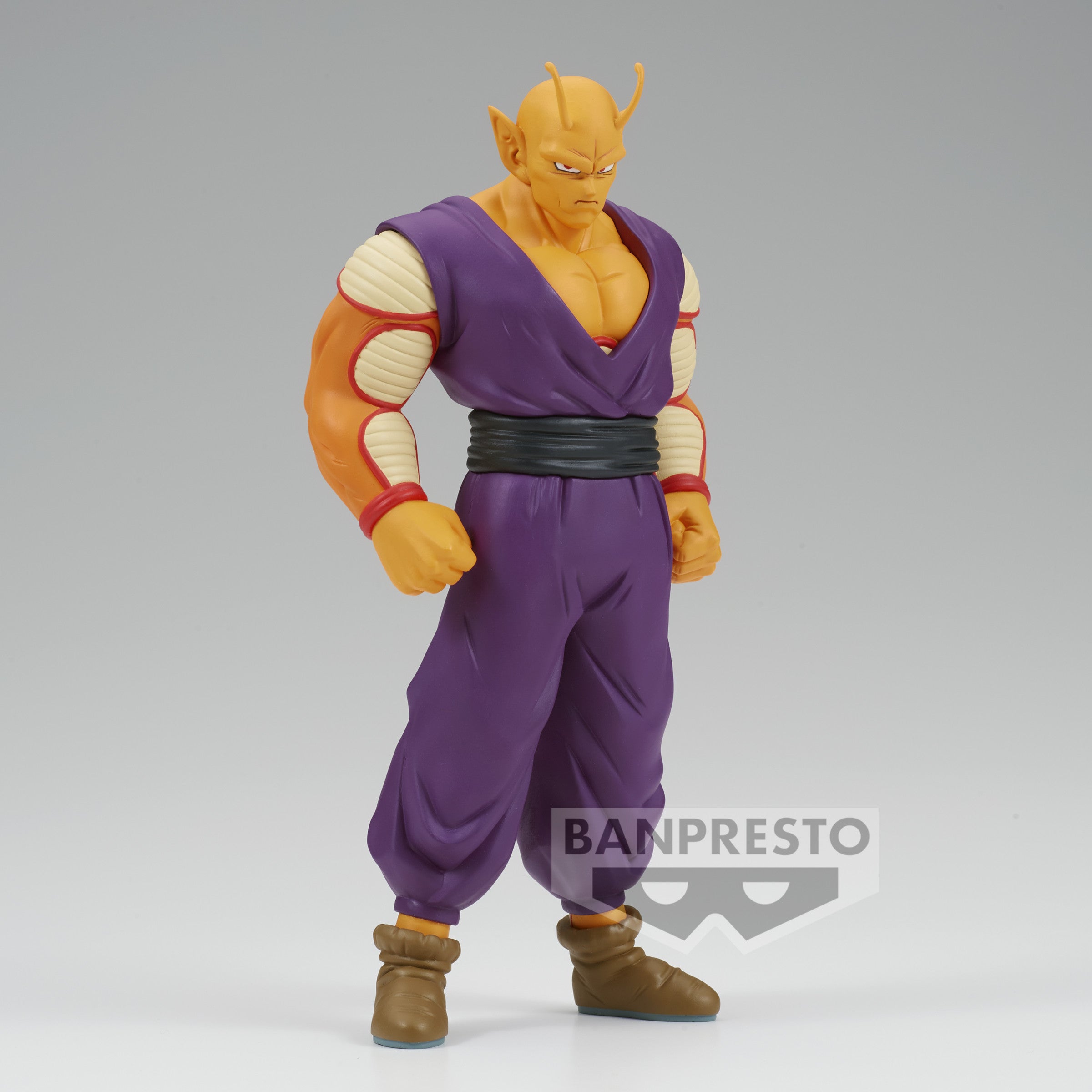 Figurine de Piccolo en position de combat, mesurant environ 18 cm, avec des détails de peau orange et un corps musclé, fabriquée par Banpresto.