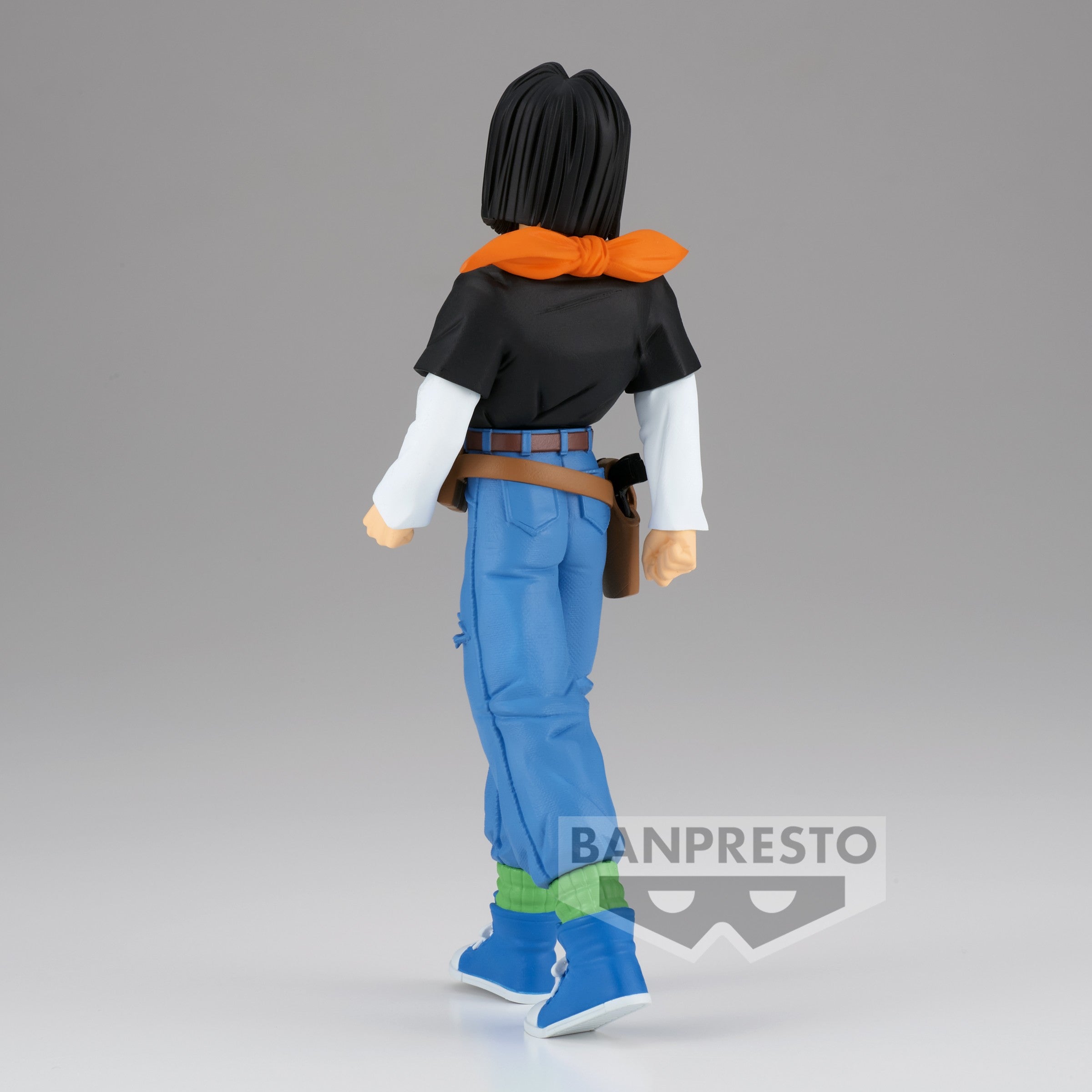 Figurine d'Android 17 debout avec une posture dynamique, vêtue de son uniforme caractéristique, représentant le personnage de la série Dragon Ball Z.