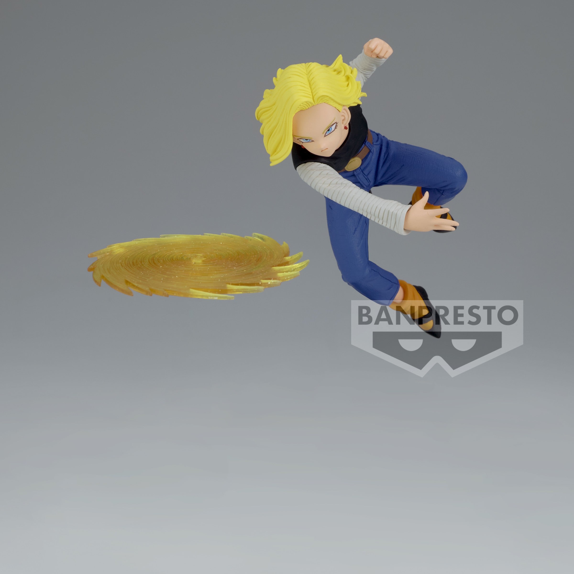 Figurine de C-18 de Dragon Ball Z, représentant le personnage en position dynamique avec un disque d'énergie, mesurant 13 cm, fabriquée par Banpresto.