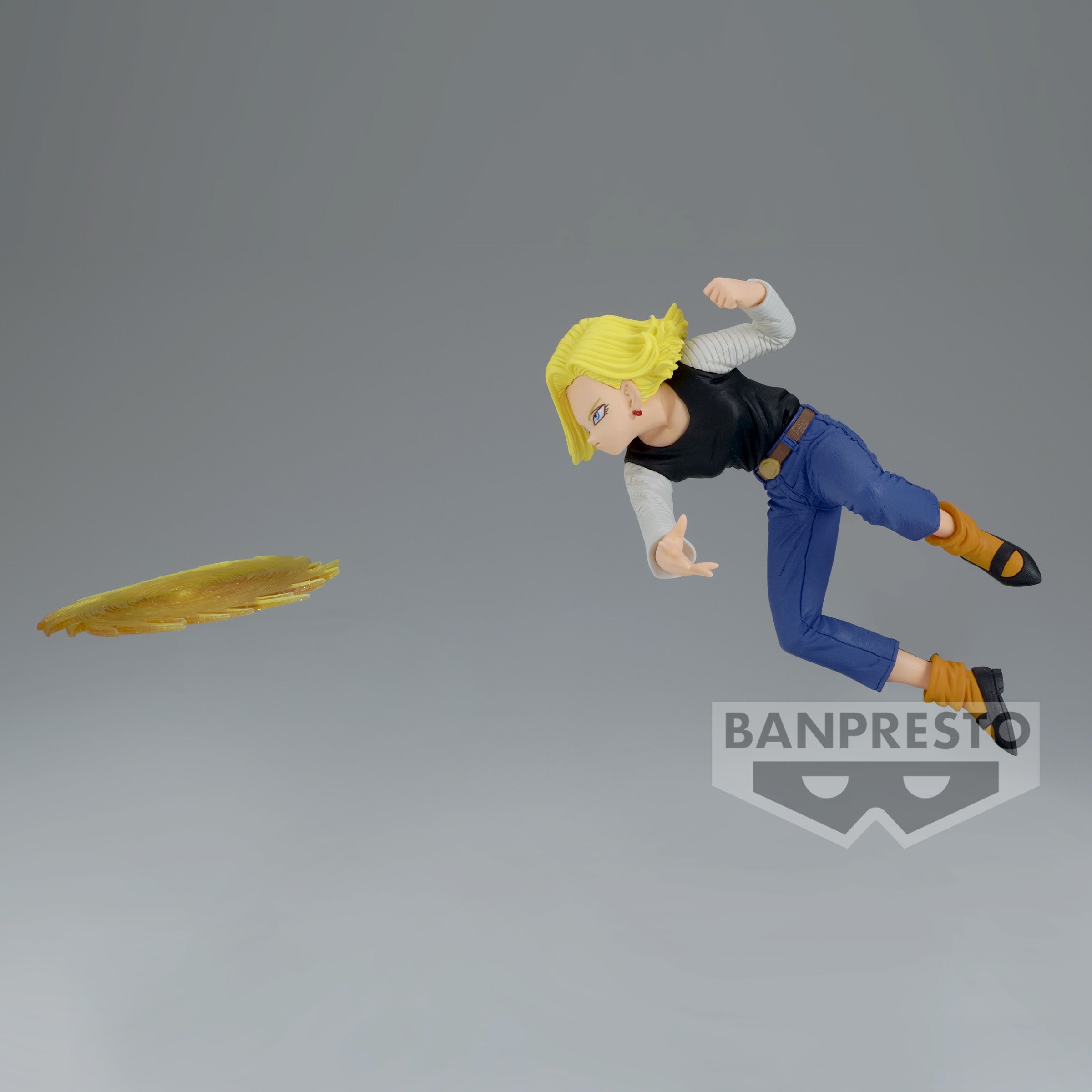 Figurine de C-18 de Dragon Ball Z, représentant le personnage en position dynamique avec un disque d'énergie, mesurant 13 cm, fabriquée par Banpresto.