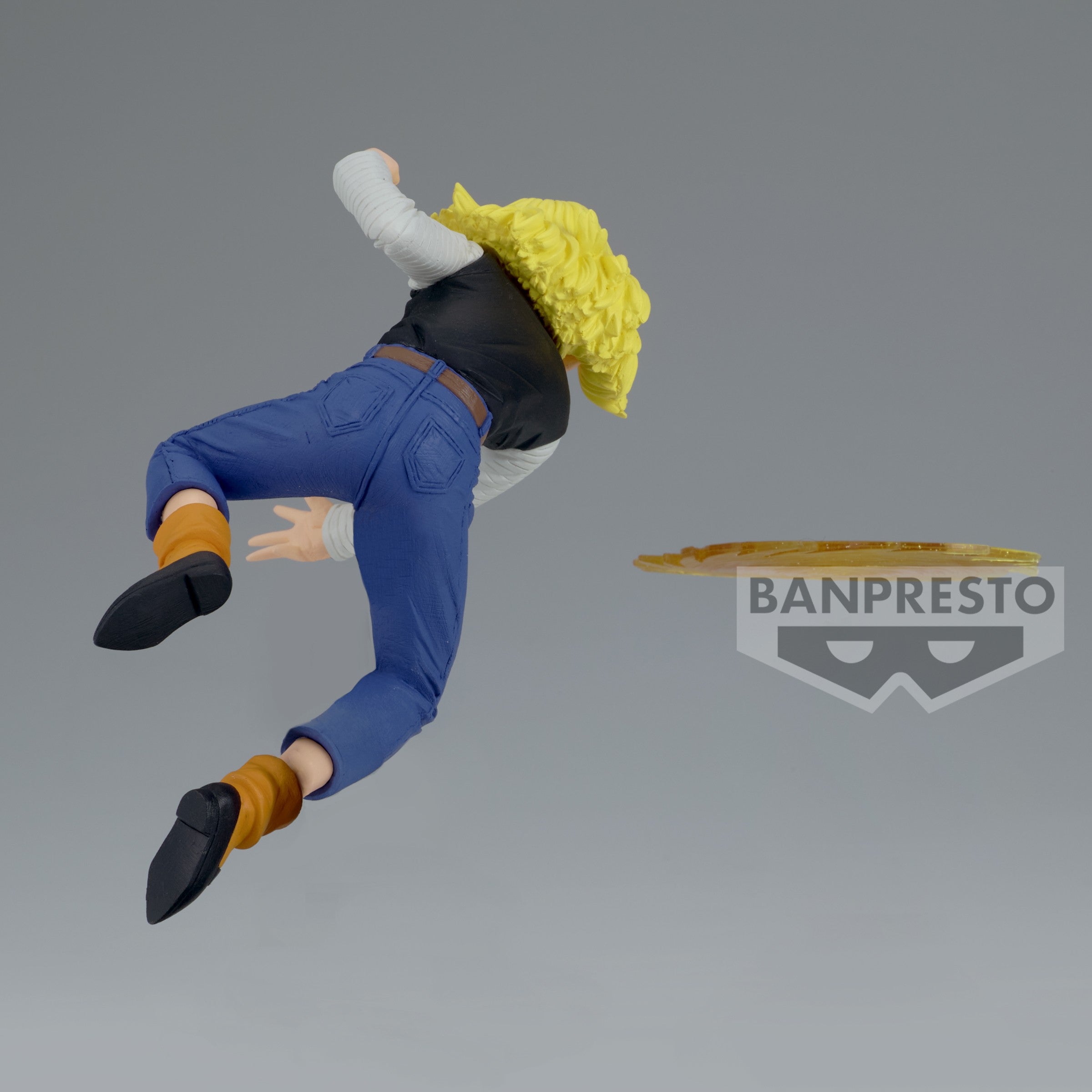 Figurine de C-18 de Dragon Ball Z, représentant le personnage en position dynamique avec un disque d'énergie, mesurant 13 cm, fabriquée par Banpresto.