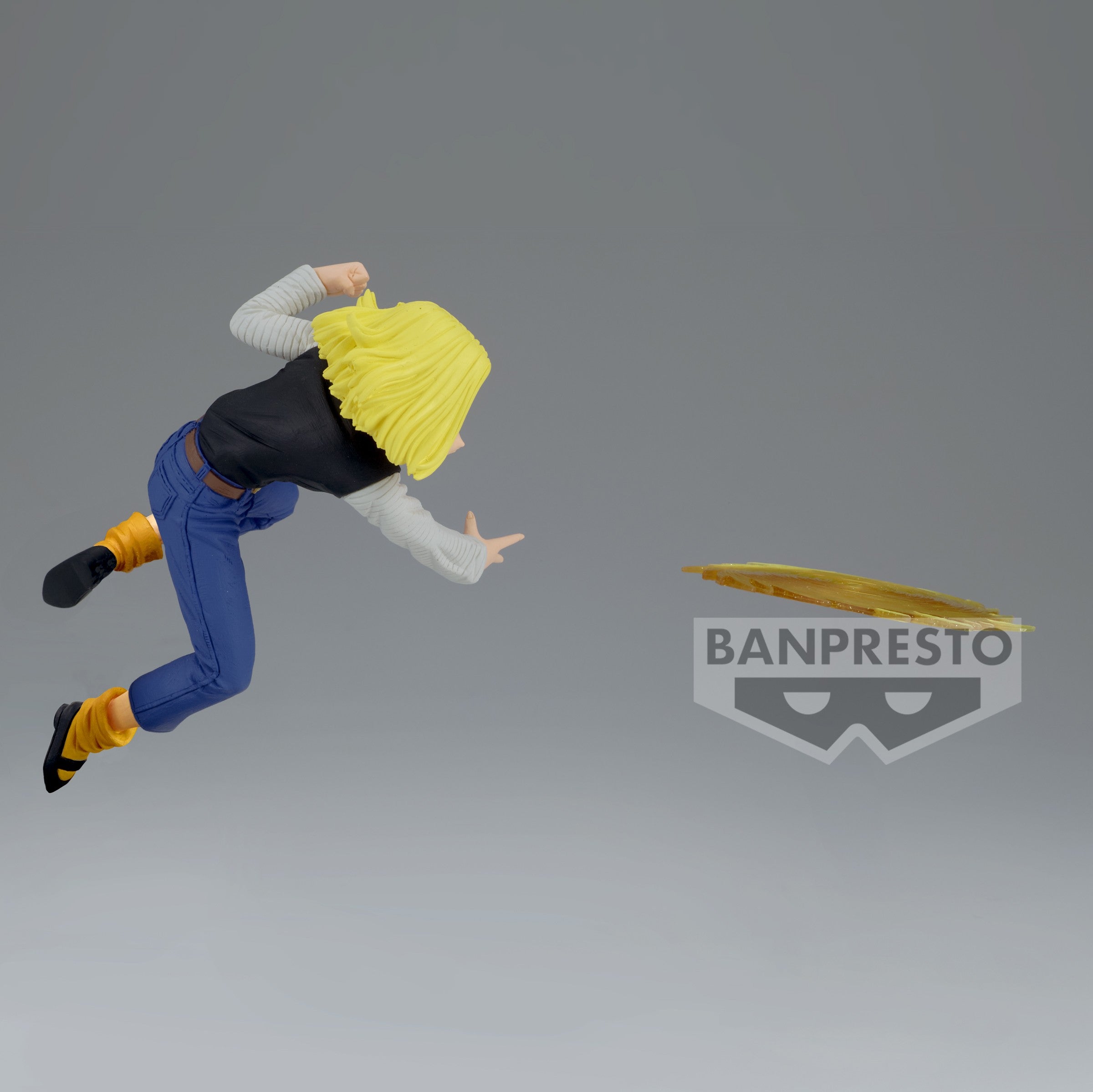 Figurine de C-18 de Dragon Ball Z, représentant le personnage en position dynamique avec un disque d'énergie, mesurant 13 cm, fabriquée par Banpresto.