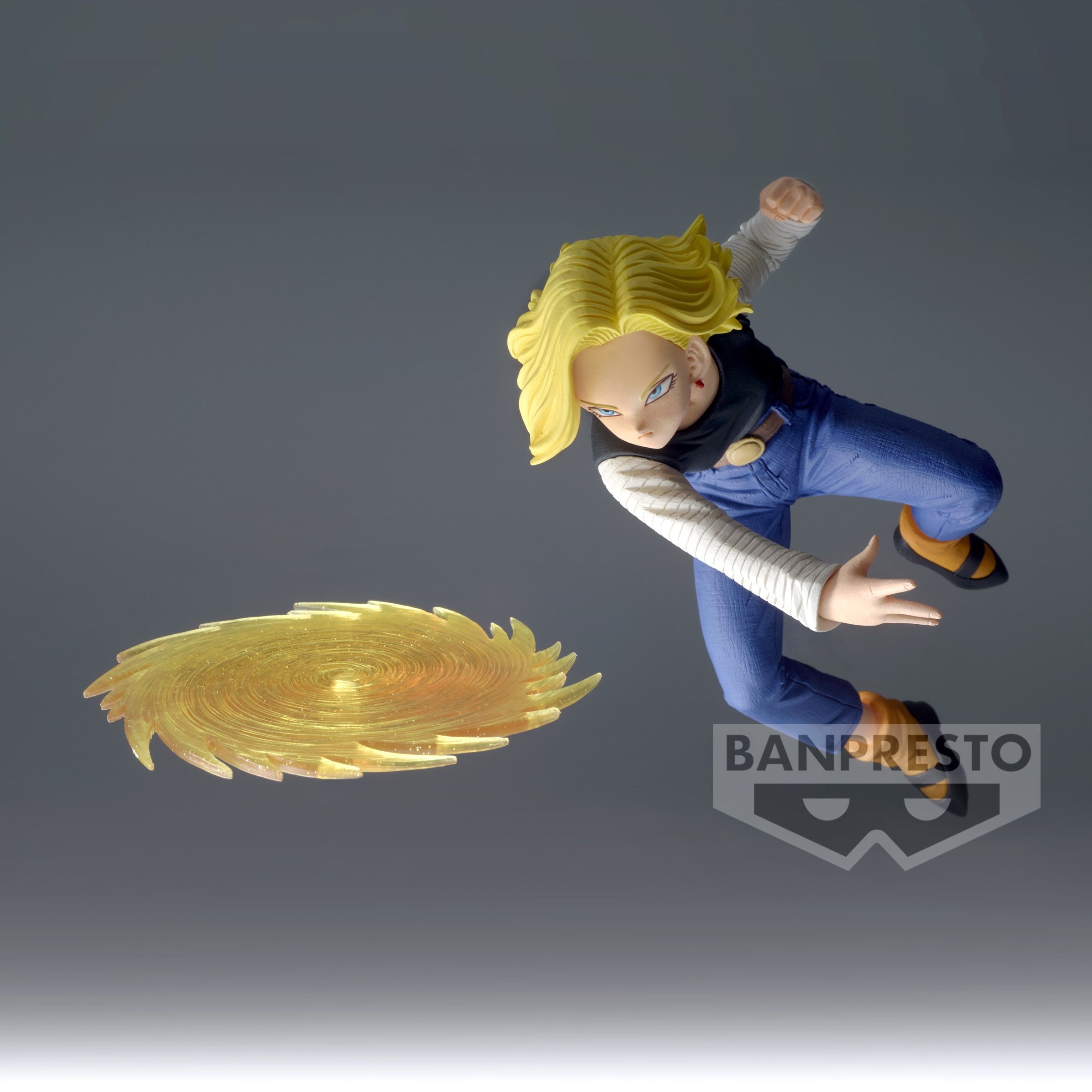 Figurine de C-18 de Dragon Ball Z, représentant le personnage en position dynamique avec un disque d'énergie, mesurant 13 cm, fabriquée par Banpresto.