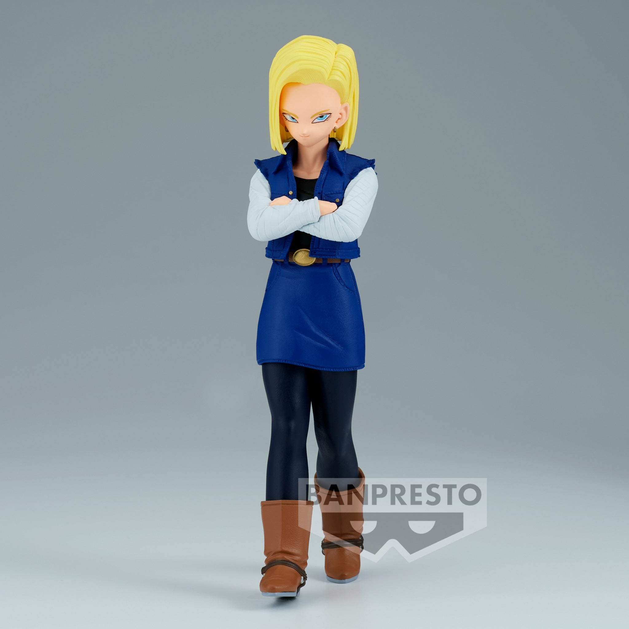 Figurine d'Android 18 de Dragon Ball Z, mesurant 17 cm, avec une tenue en jean, les bras croisés, et des cheveux blonds mi-longs.