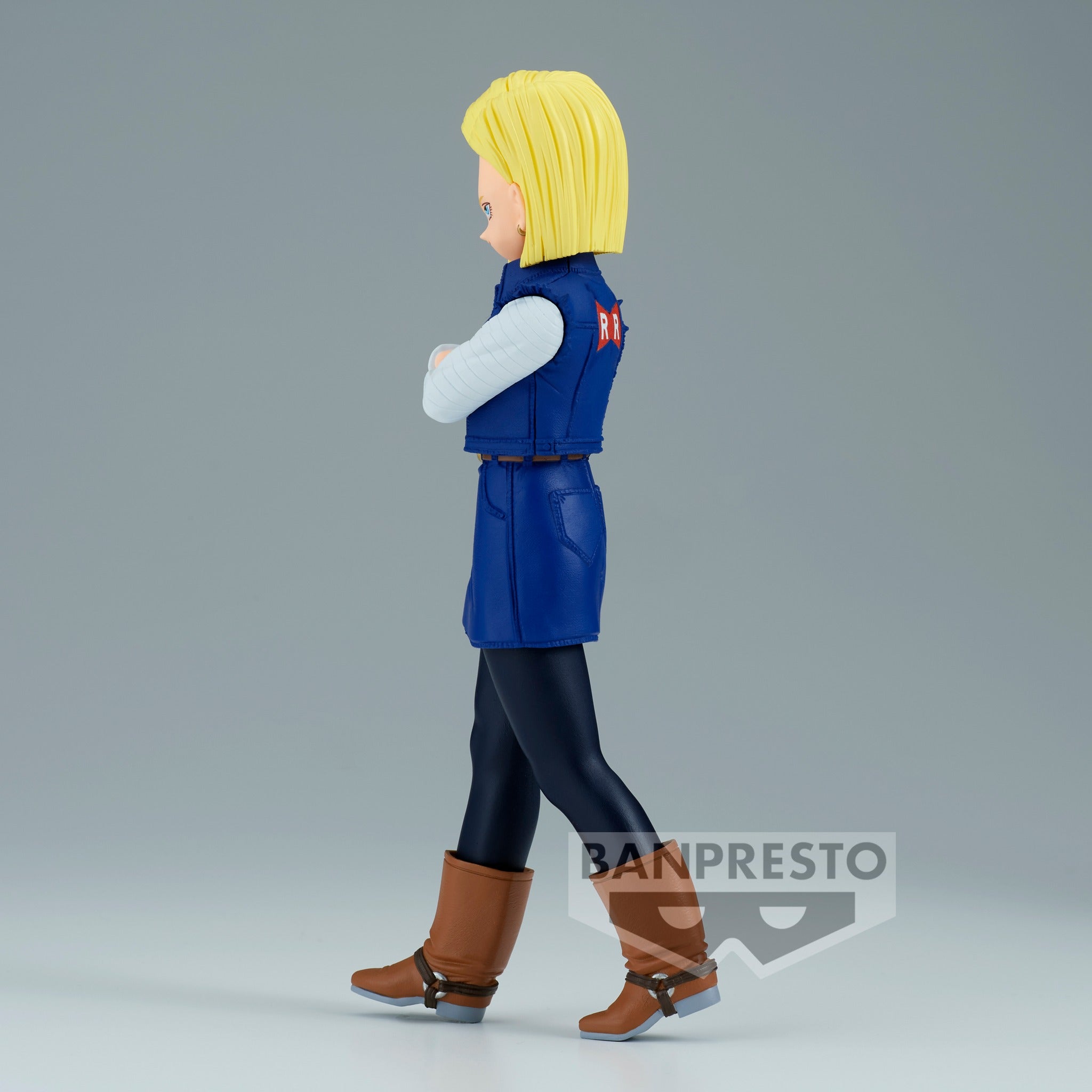 Figurine d'Android 18 de Dragon Ball Z, mesurant 17 cm, avec une tenue en jean, les bras croisés, et des cheveux blonds mi-longs.