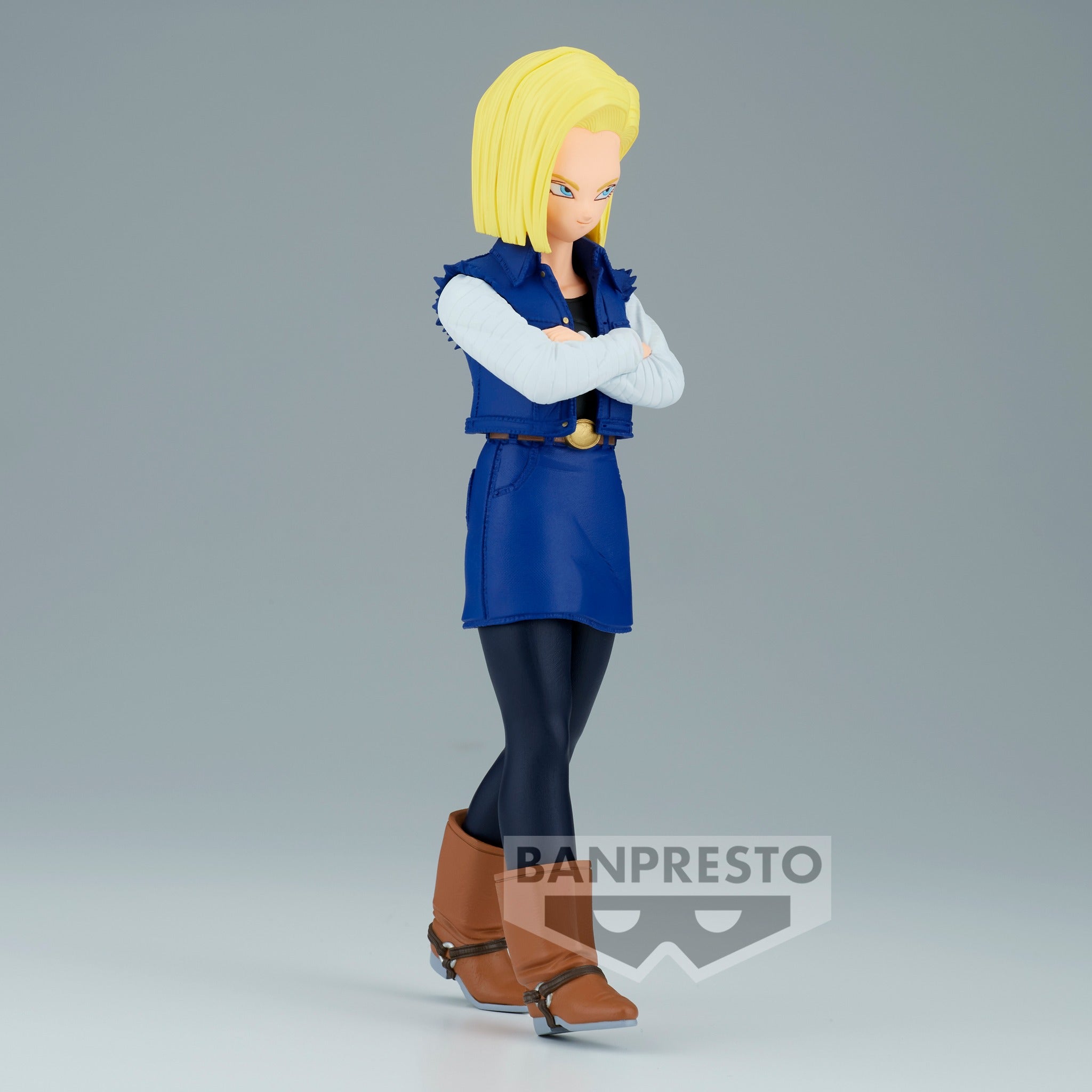 Figurine d'Android 18 de Dragon Ball Z, mesurant 17 cm, avec une tenue en jean, les bras croisés, et des cheveux blonds mi-longs.