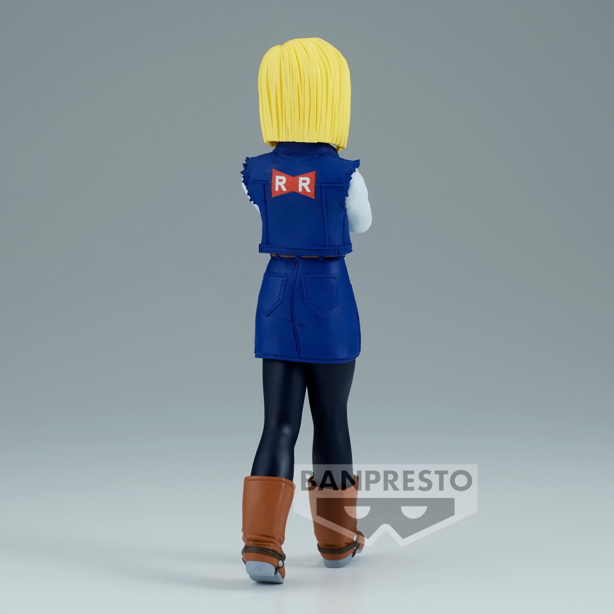 Figurine d'Android 18 de Dragon Ball Z, mesurant 17 cm, avec une tenue en jean, les bras croisés, et des cheveux blonds mi-longs.