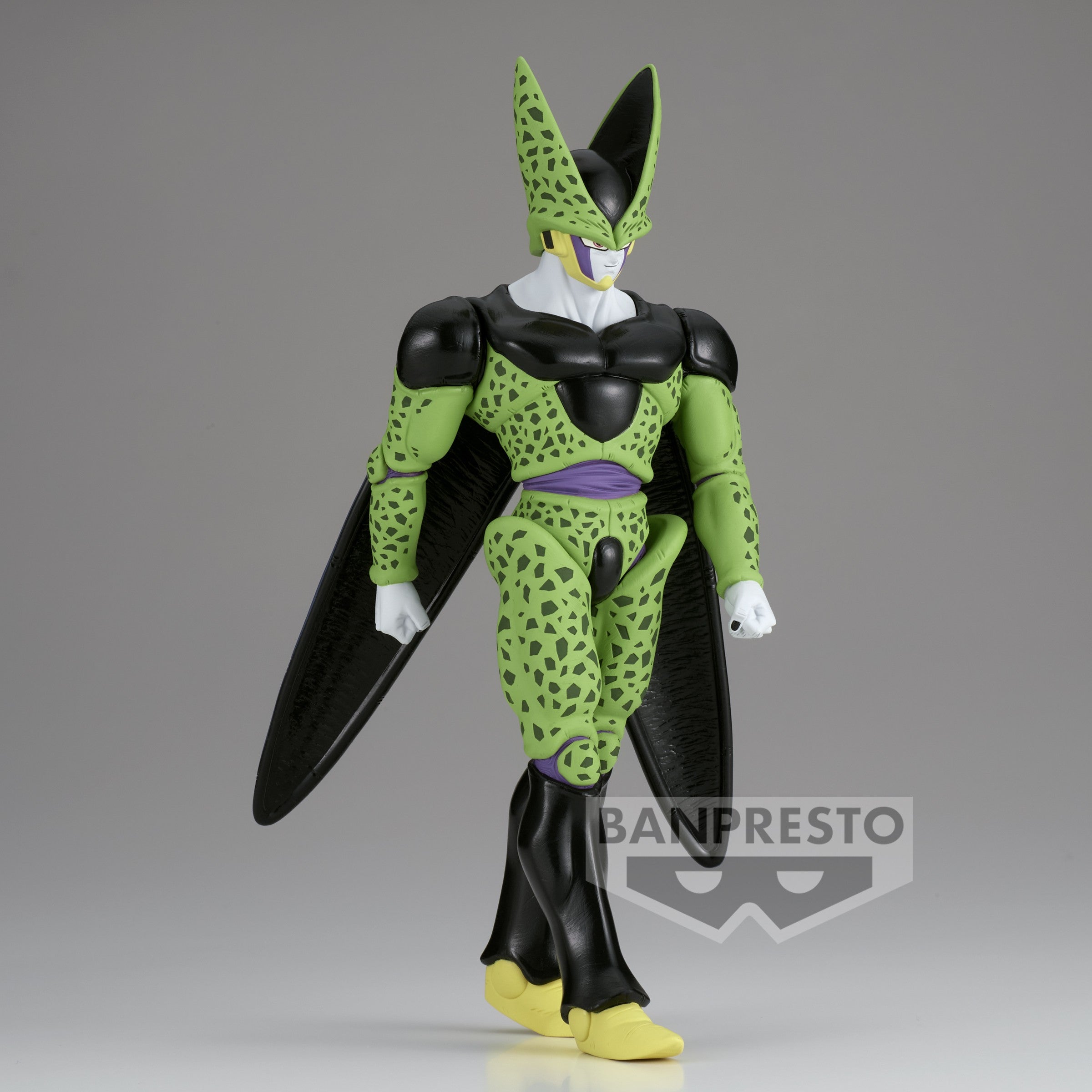 Figurine de Cell de Dragon Ball Z, représentant le personnage en pleine marche avec des détails sculptés, mesurant 20 cm de hauteur, fabriquée par Banpresto.