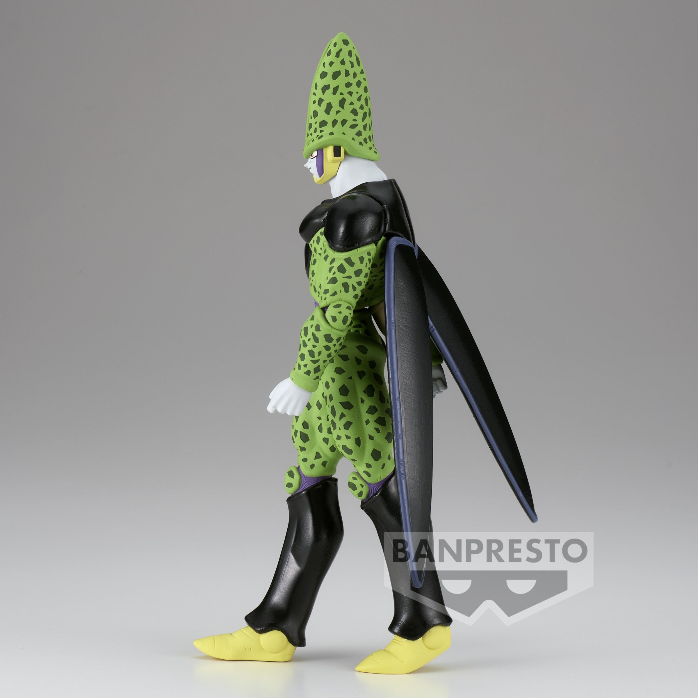 Figurine de Cell de Dragon Ball Z, représentant le personnage en pleine marche avec des détails sculptés, mesurant 20 cm de hauteur, fabriquée par Banpresto.