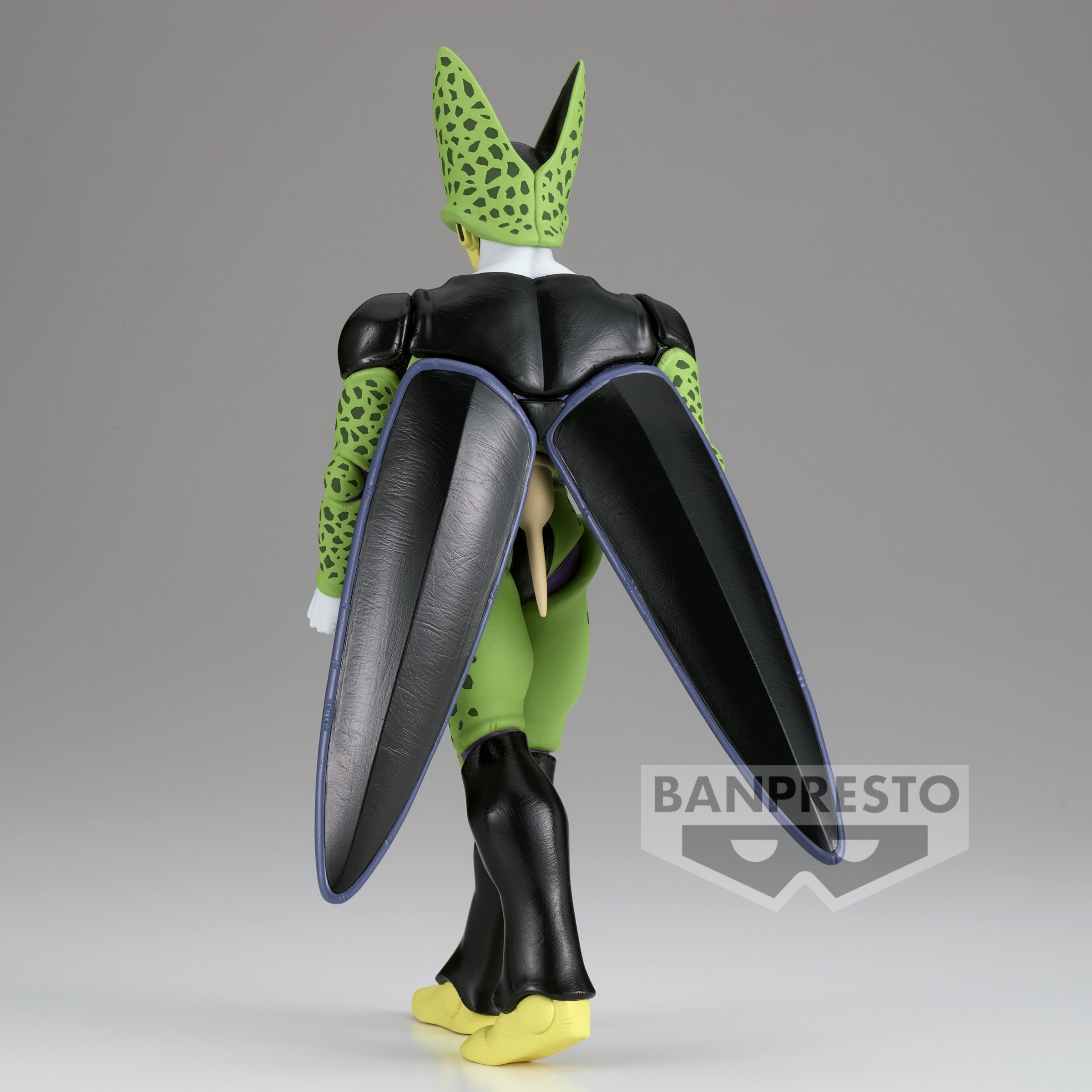 Figurine de Cell de Dragon Ball Z, représentant le personnage en pleine marche avec des détails sculptés, mesurant 20 cm de hauteur, fabriquée par Banpresto.