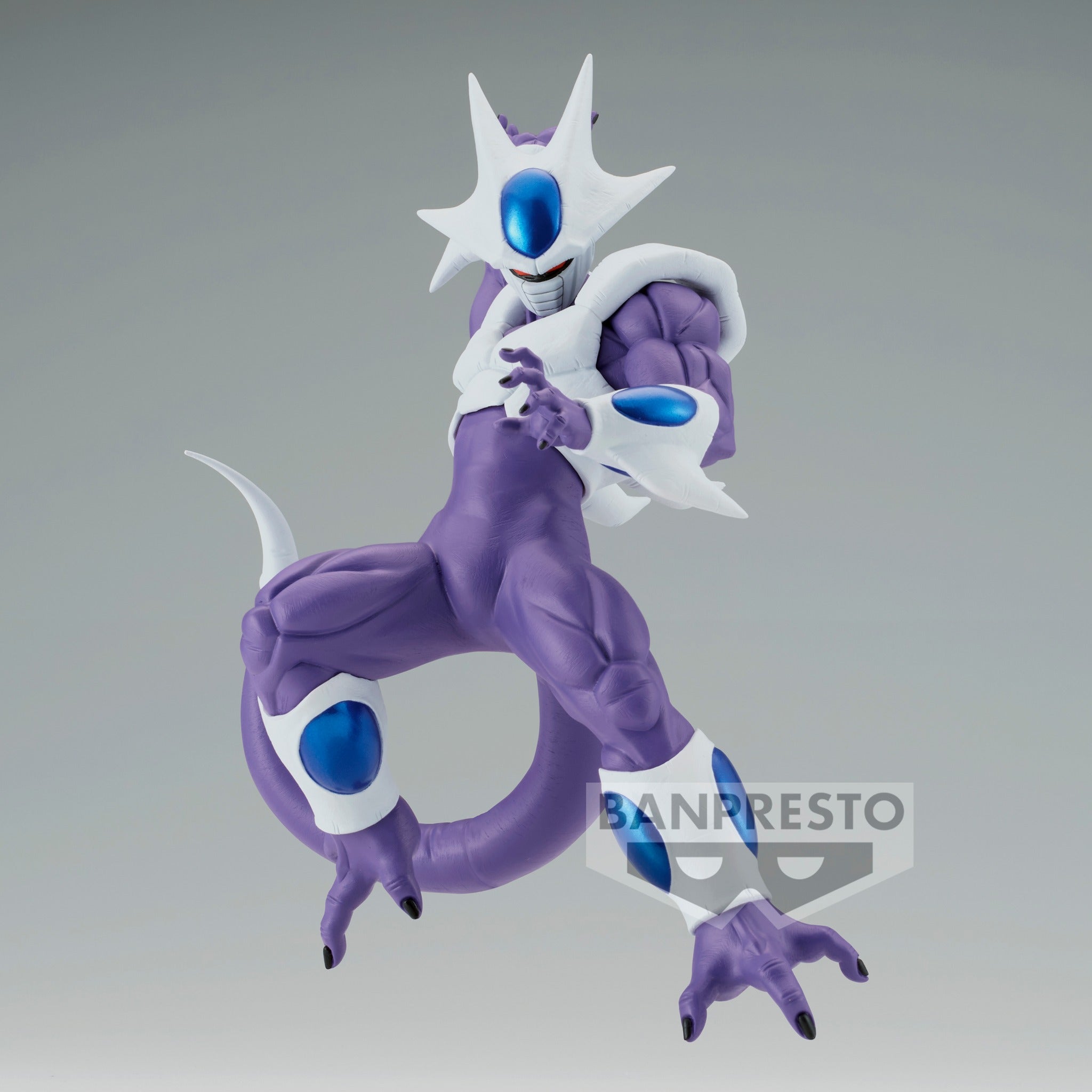 Figurine de Cooler de Dragon Ball Z, mesurant 17 cm, représentée dans une posture dynamique, prête à lancer une attaque, avec des détails précis sur son design et sa tenue.