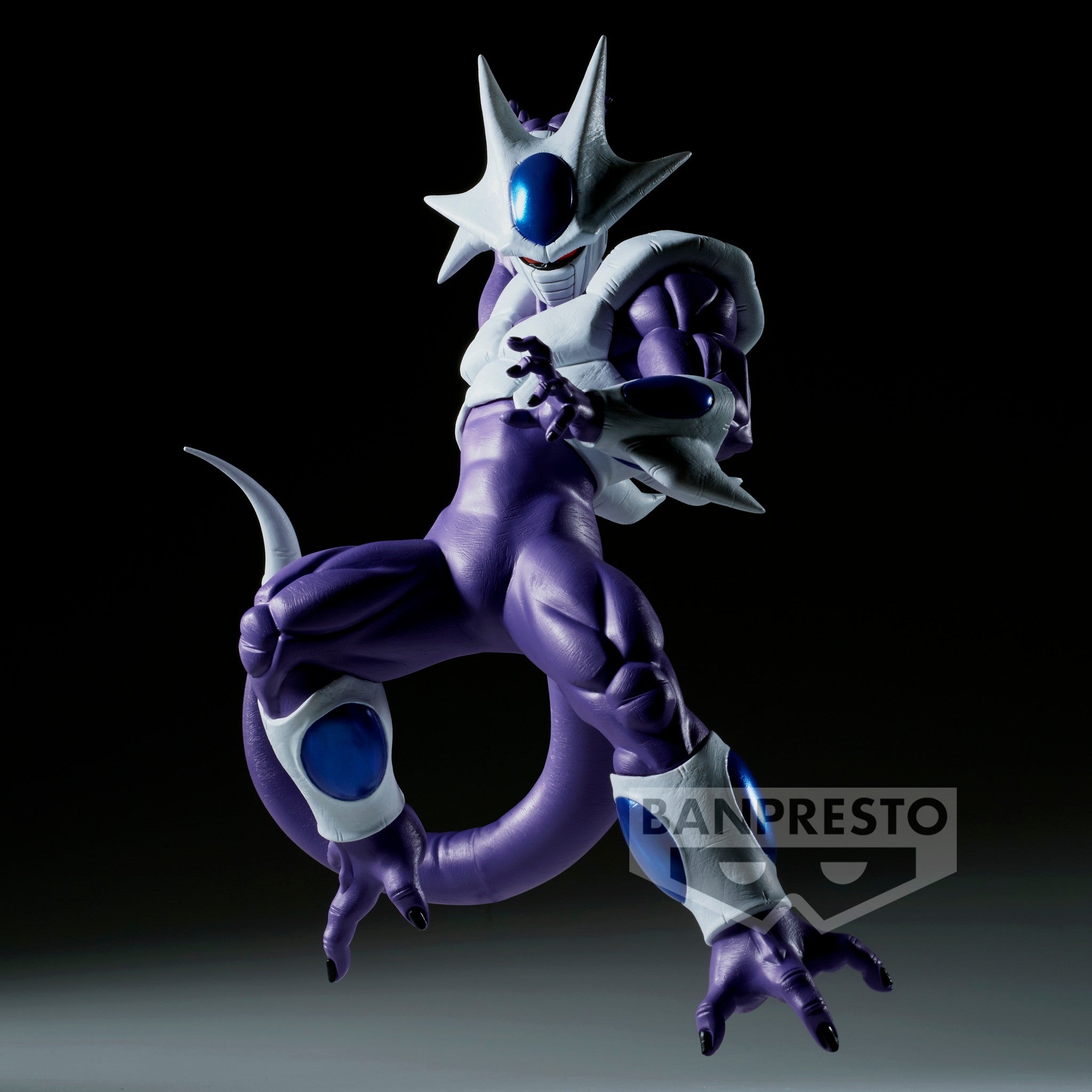 Figurine de Cooler de Dragon Ball Z, mesurant 17 cm, représentée dans une posture dynamique, prête à lancer une attaque, avec des détails précis sur son design et sa tenue.