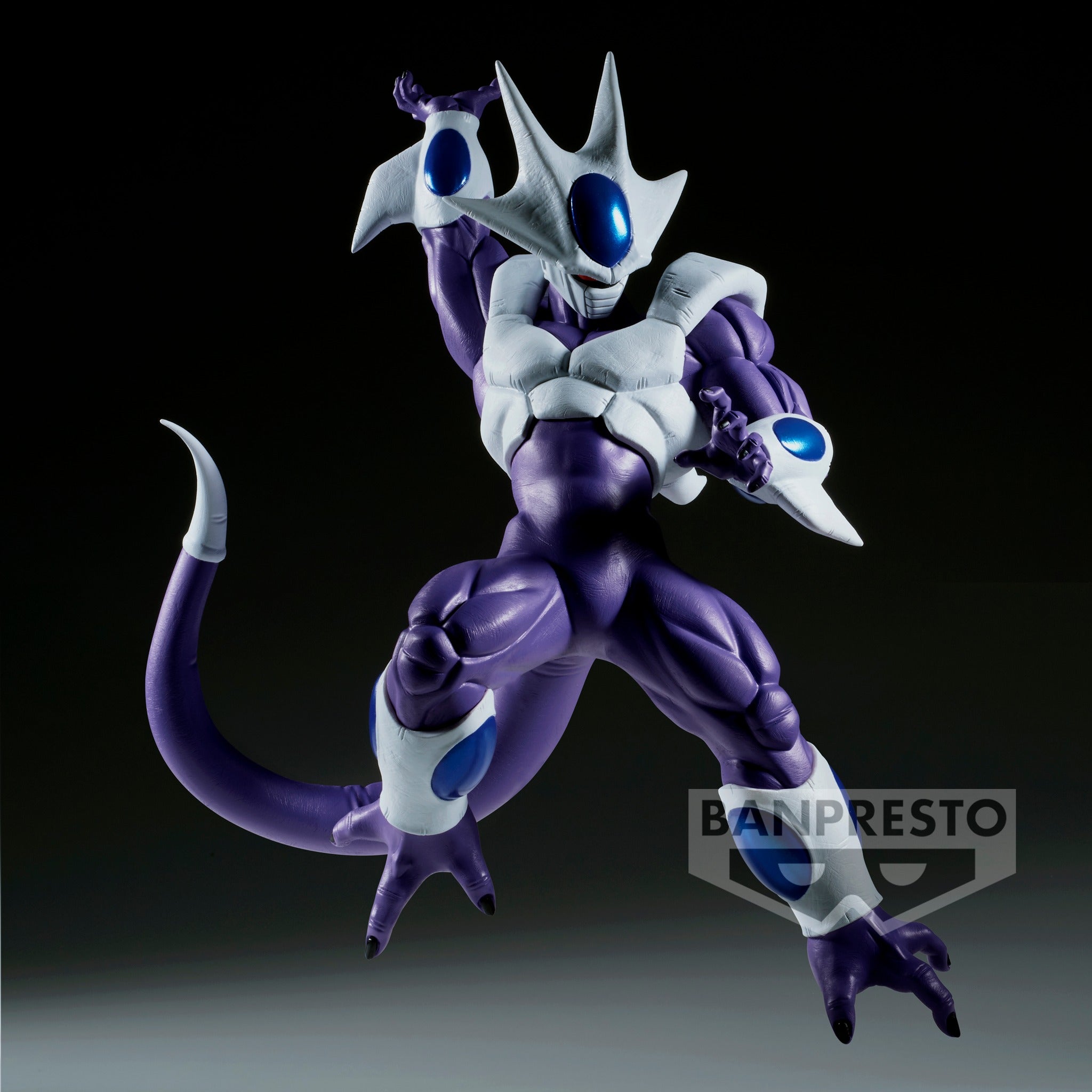 Figurine de Cooler de Dragon Ball Z, mesurant 17 cm, représentée dans une posture dynamique, prête à lancer une attaque, avec des détails précis sur son design et sa tenue.