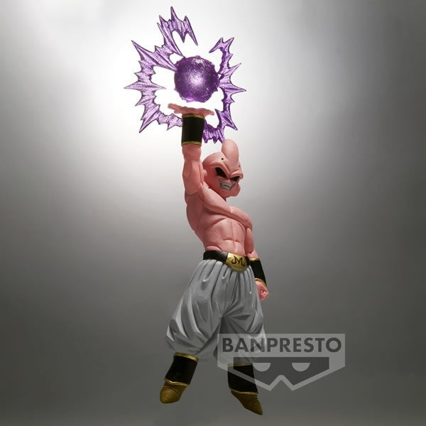 Figurine de Majin Buu dans sa forme finale, levant un bras avec une boule de Ki violette, affichant un sourire confiant et malicieux, fabriquée par Banpresto.