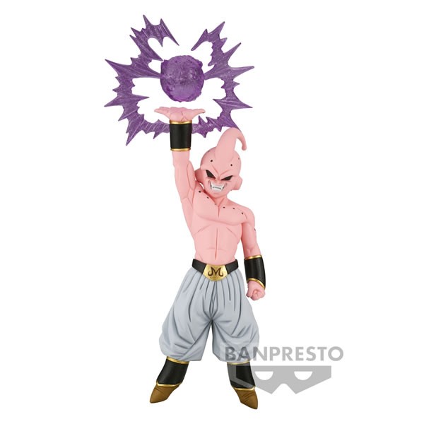 Figurine de Majin Buu dans sa forme finale, levant un bras avec une boule de Ki violette, affichant un sourire confiant et malicieux, fabriquée par Banpresto.
