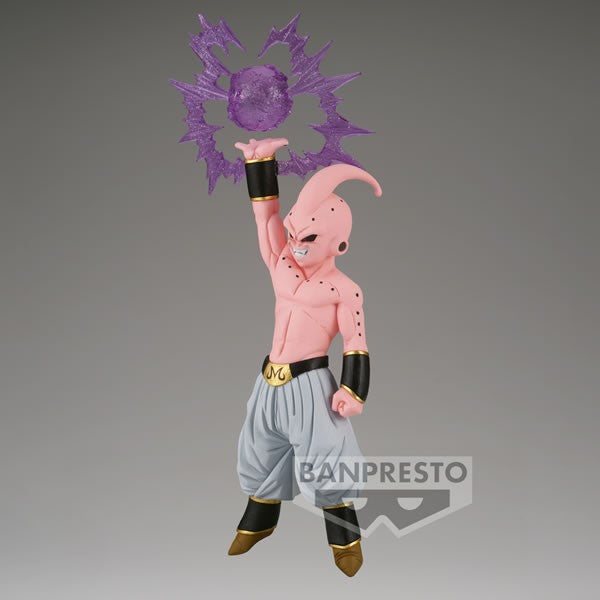 Figurine de Majin Buu dans sa forme finale, levant un bras avec une boule de Ki violette, affichant un sourire confiant et malicieux, fabriquée par Banpresto.