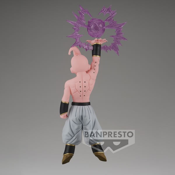 Figurine de Majin Buu dans sa forme finale, levant un bras avec une boule de Ki violette, affichant un sourire confiant et malicieux, fabriquée par Banpresto.