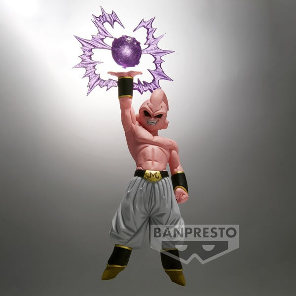 Figurine de Majin Buu dans sa forme finale, levant un bras avec une boule de Ki violette, affichant un sourire confiant et malicieux, fabriquée par Banpresto.