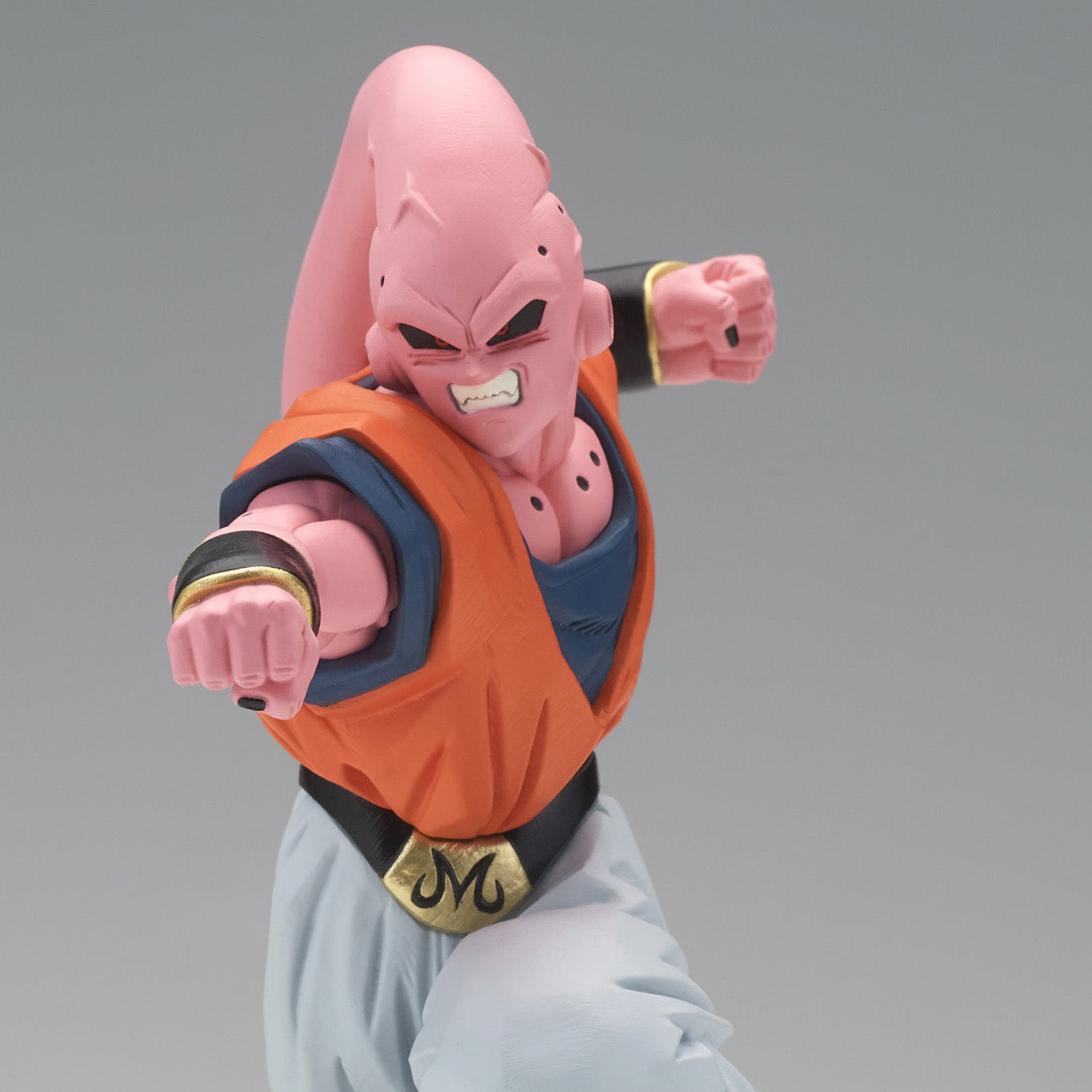 Figurine de Majin Buu avec des détails soignés, affichant une pose dynamique et des expressions faciales intenses, fabriquée par Banpresto.