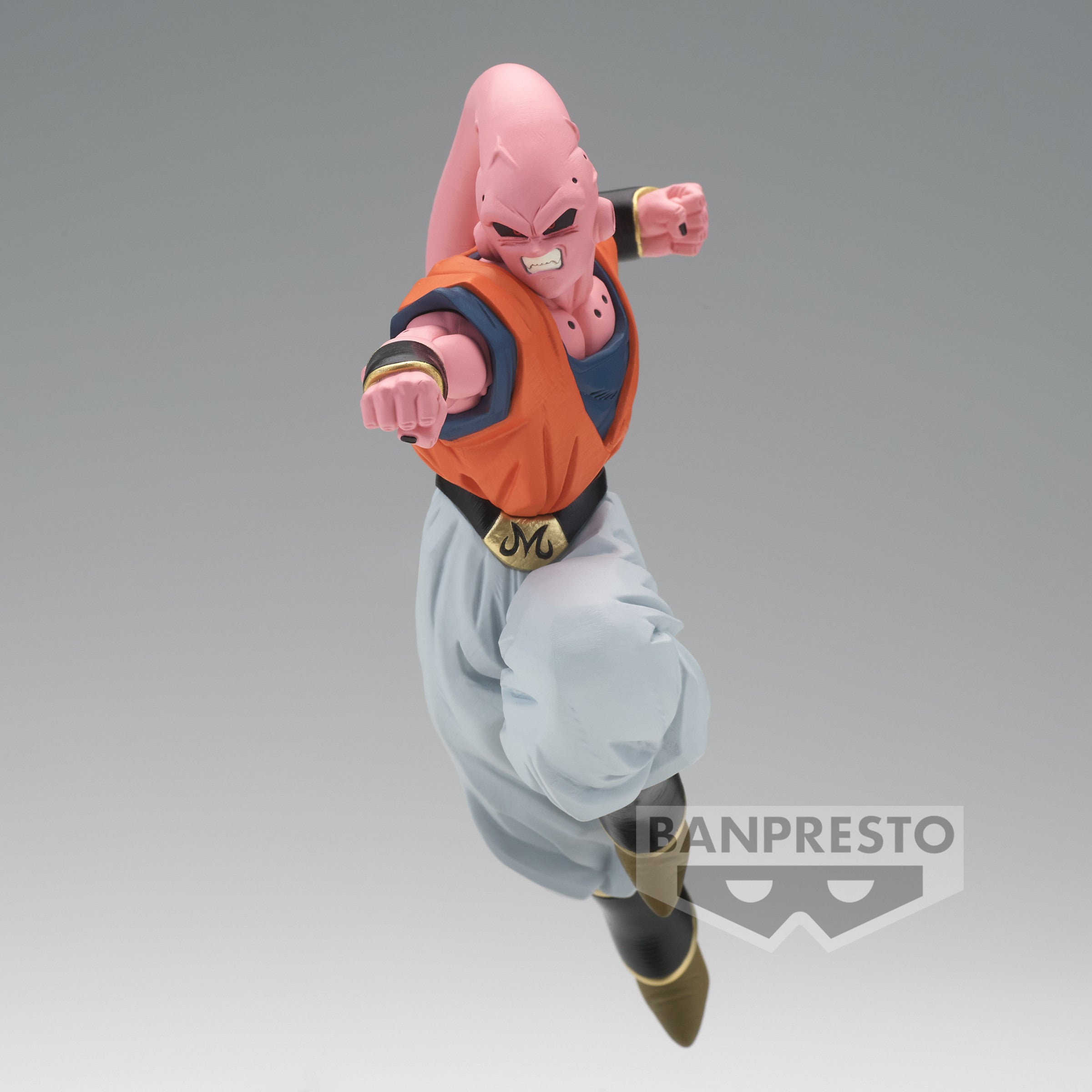 Figurine de Majin Buu avec des détails soignés, affichant une pose dynamique et des expressions faciales intenses, fabriquée par Banpresto.