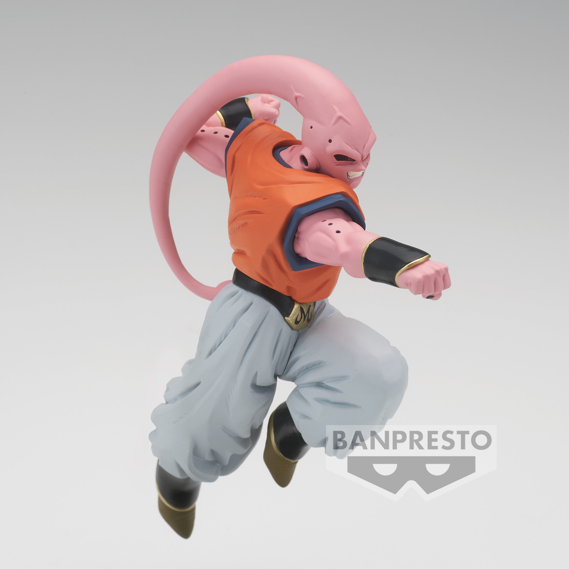 Figurine de Majin Buu avec des détails soignés, affichant une pose dynamique et des expressions faciales intenses, fabriquée par Banpresto.