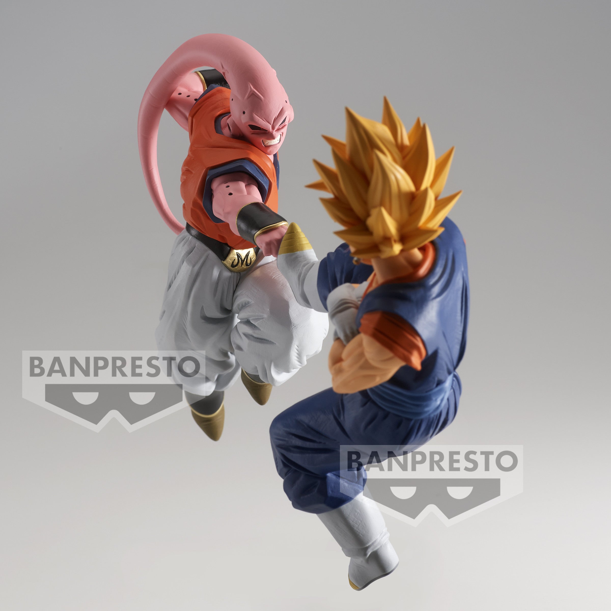 Figurine de Majin Buu avec des détails soignés, affichant une pose dynamique et des expressions faciales intenses, fabriquée par Banpresto.