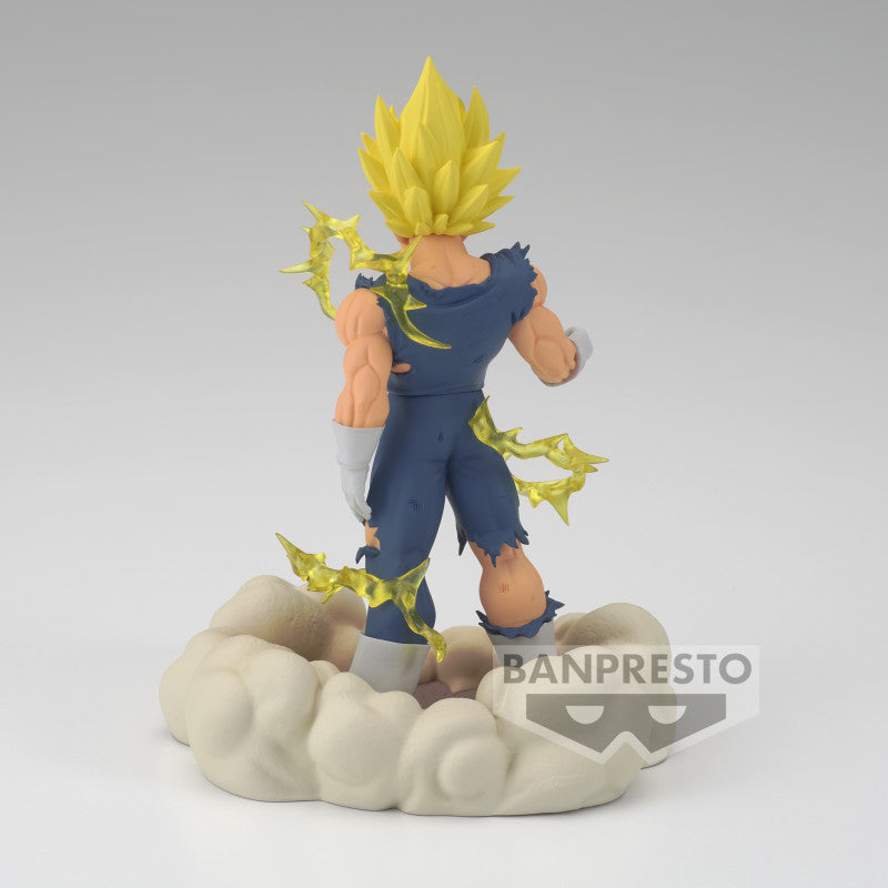 Figurine de Vegeta dans sa forme Majin, avec un M sur le front, vêtue d'une tenue déchirée, entourée d'éclairs jaunes et posant sur un diorama nuageux, fabriquée par Banpresto.