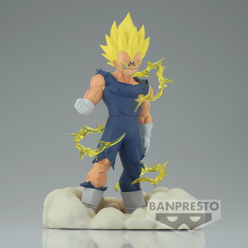 Figurine de Vegeta dans sa forme Majin, avec un M sur le front, vêtue d'une tenue déchirée, entourée d'éclairs jaunes et posant sur un diorama nuageux, fabriquée par Banpresto.