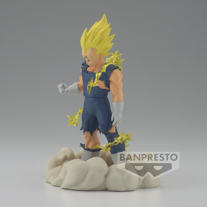 Figurine de Vegeta dans sa forme Majin, avec un M sur le front, vêtue d'une tenue déchirée, entourée d'éclairs jaunes et posant sur un diorama nuageux, fabriquée par Banpresto.