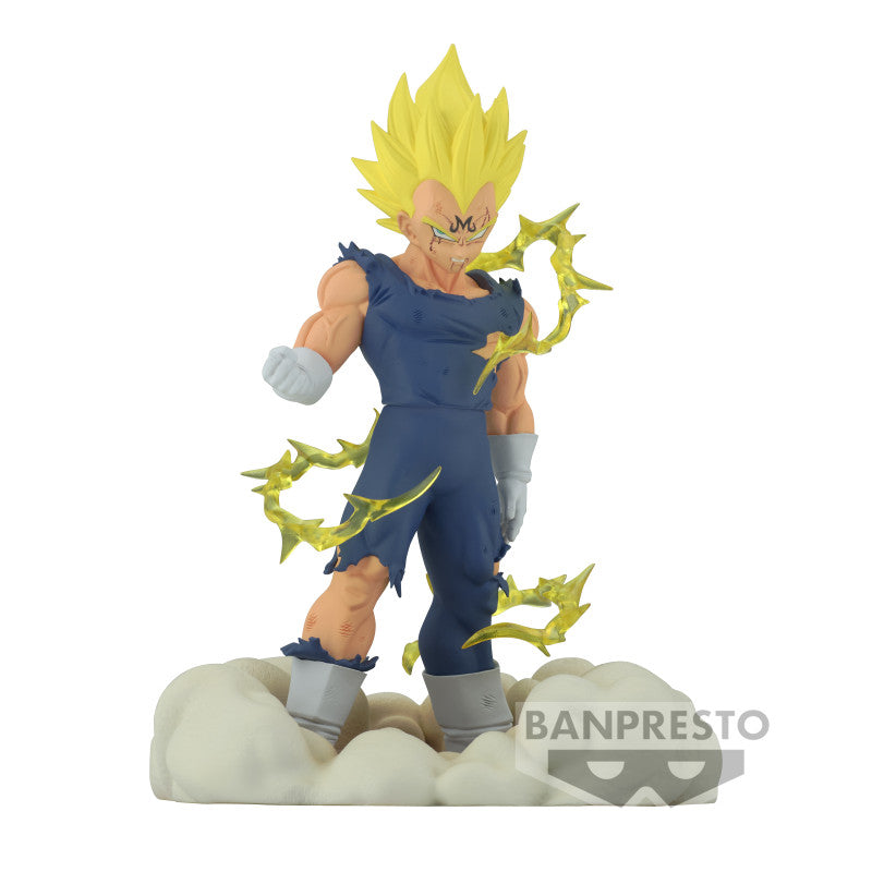 Figurine de Vegeta dans sa forme Majin, avec un M sur le front, vêtue d'une tenue déchirée, entourée d'éclairs jaunes et posant sur un diorama nuageux, fabriquée par Banpresto.