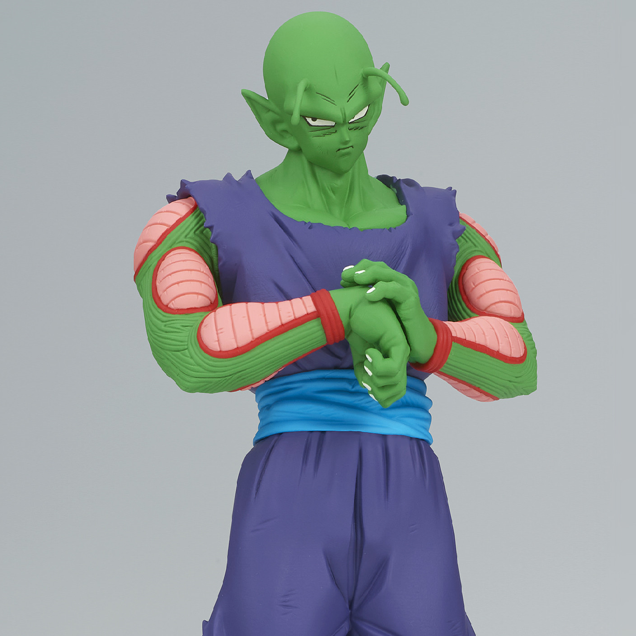 Figurine de Piccolo avec sa tenue iconique violette, montrant une posture déterminée sans sa cape, fabriquée par Banpresto.