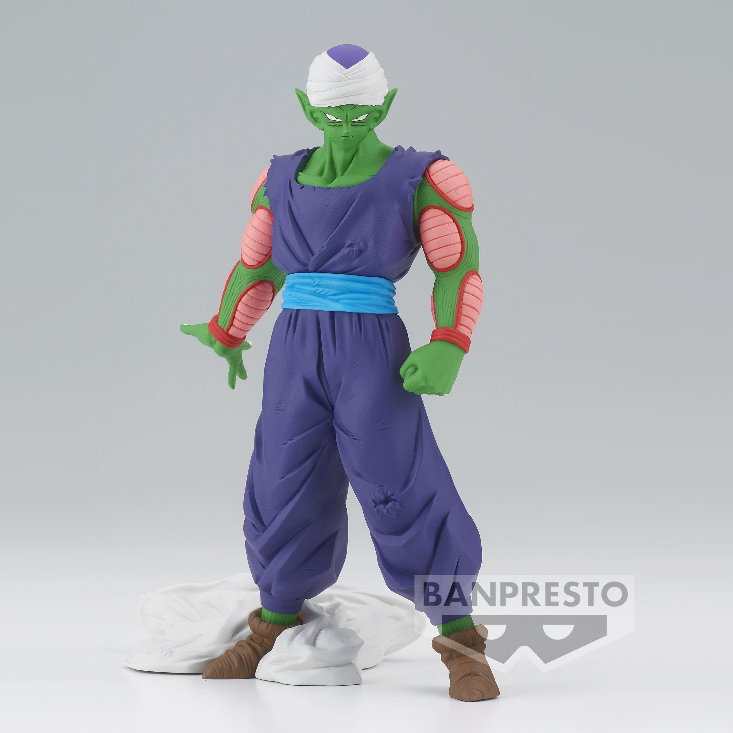 Figurine de Piccolo avec une tenue violette, tenant sa main en avant, cape au sol, exprimant la force et la détermination.