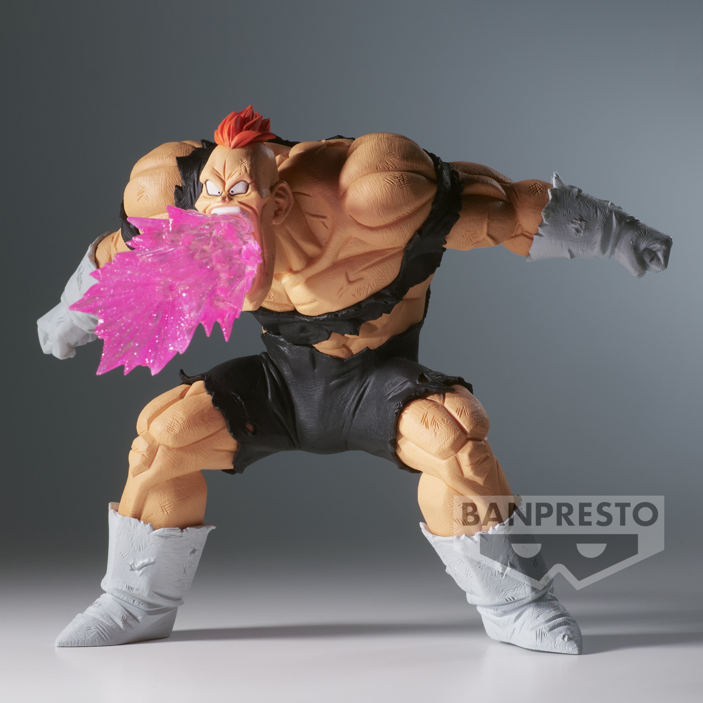 Figurine de Reacum de Dragon Ball Z en action, utilisant son attaque Recoome Eraser Gun, avec une vague d'énergie rose et des détails translucides, fabriquée par Banpresto.